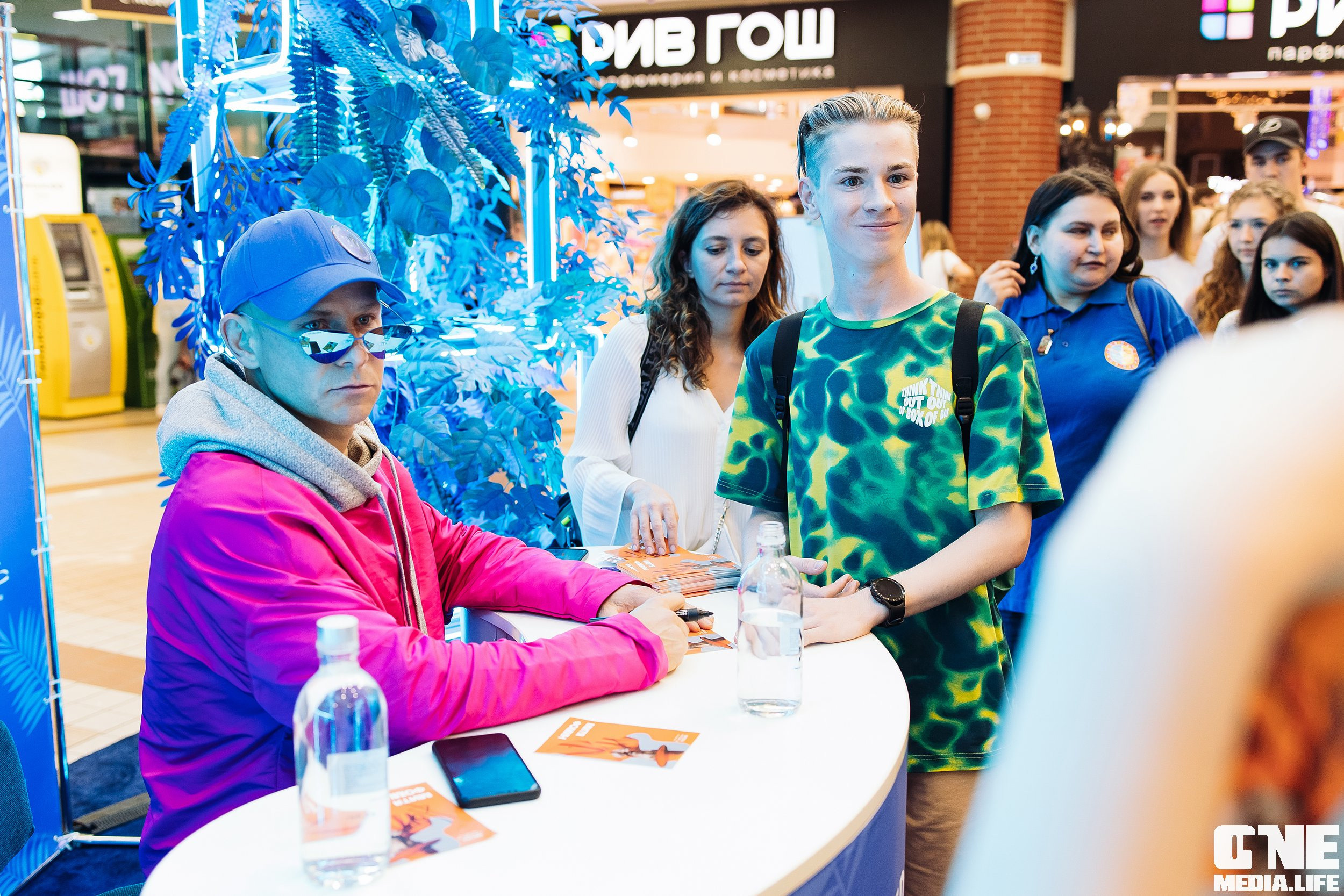 Автограф-сессия с Митей Фоминым. One Media Life: фоторепортажи, фотоотчеты с мероприятий и заведений