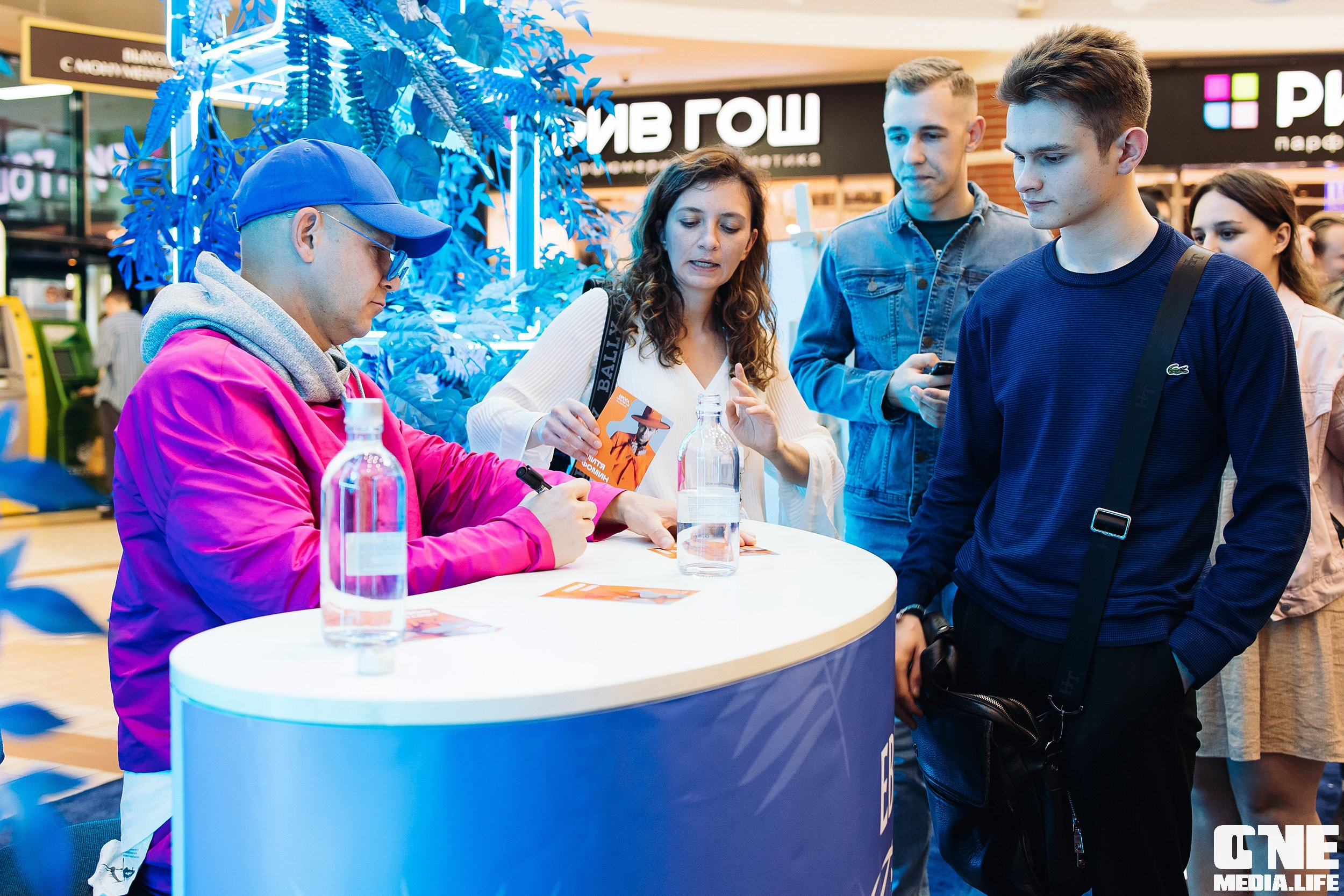 Автограф-сессия с Митей Фоминым. One Media Life: фоторепортажи, фотоотчеты с мероприятий и заведений