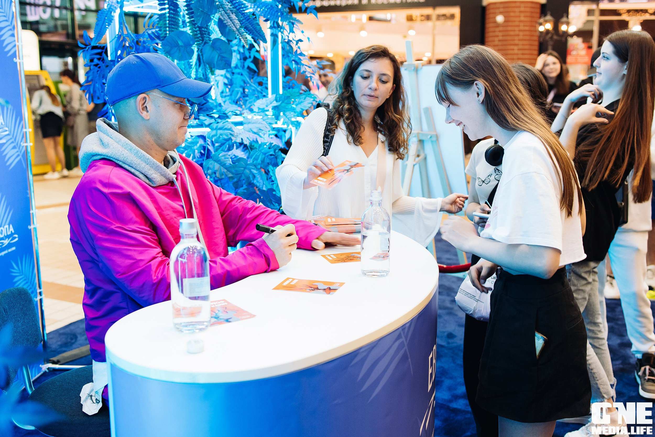 Автограф-сессия с Митей Фоминым. One Media Life: фоторепортажи, фотоотчеты с мероприятий и заведений