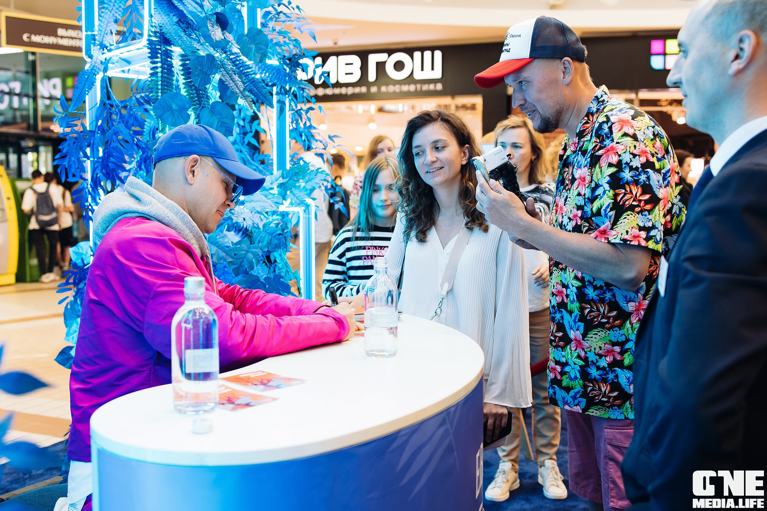 Автограф-сессия с Митей Фоминым. One Media Life: фоторепортажи, фотоотчеты с мероприятий и заведений