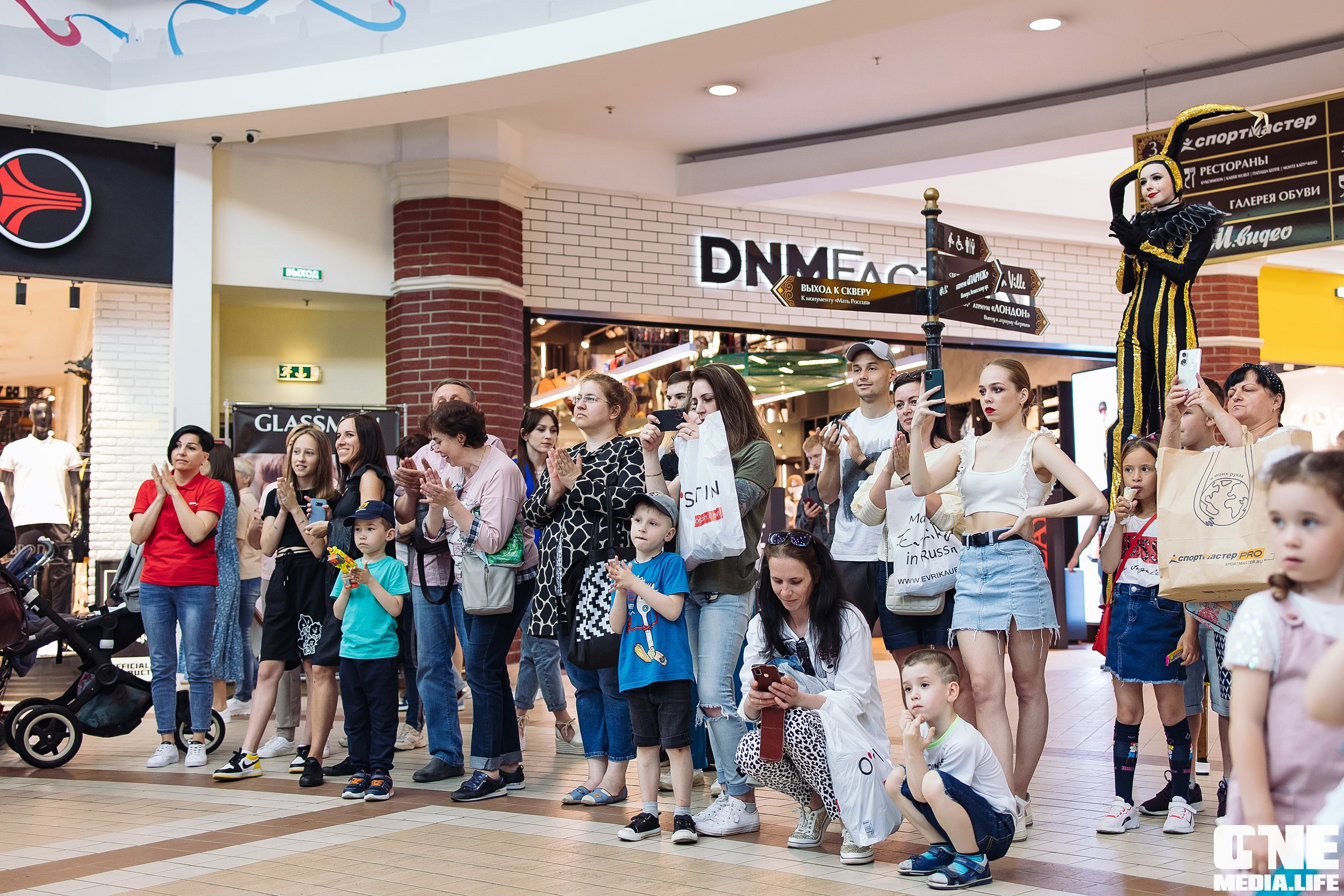 Автограф-сессия с Митей Фоминым. One Media Life: фоторепортажи, фотоотчеты с мероприятий и заведений