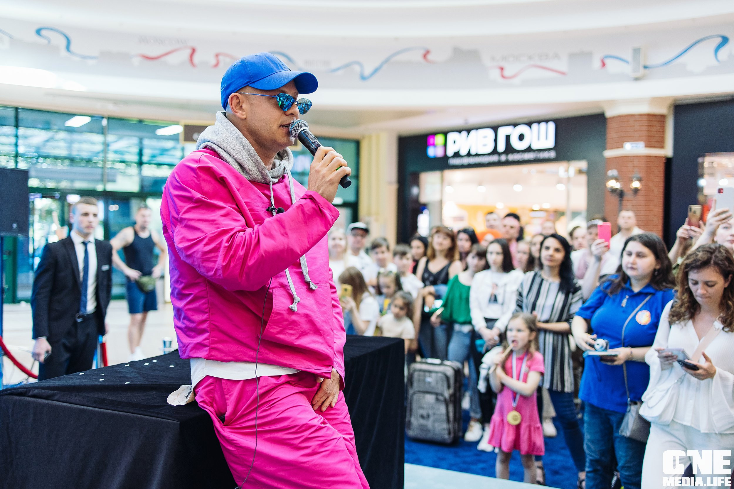 Автограф-сессия с Митей Фоминым. One Media Life: фоторепортажи, фотоотчеты с мероприятий и заведений