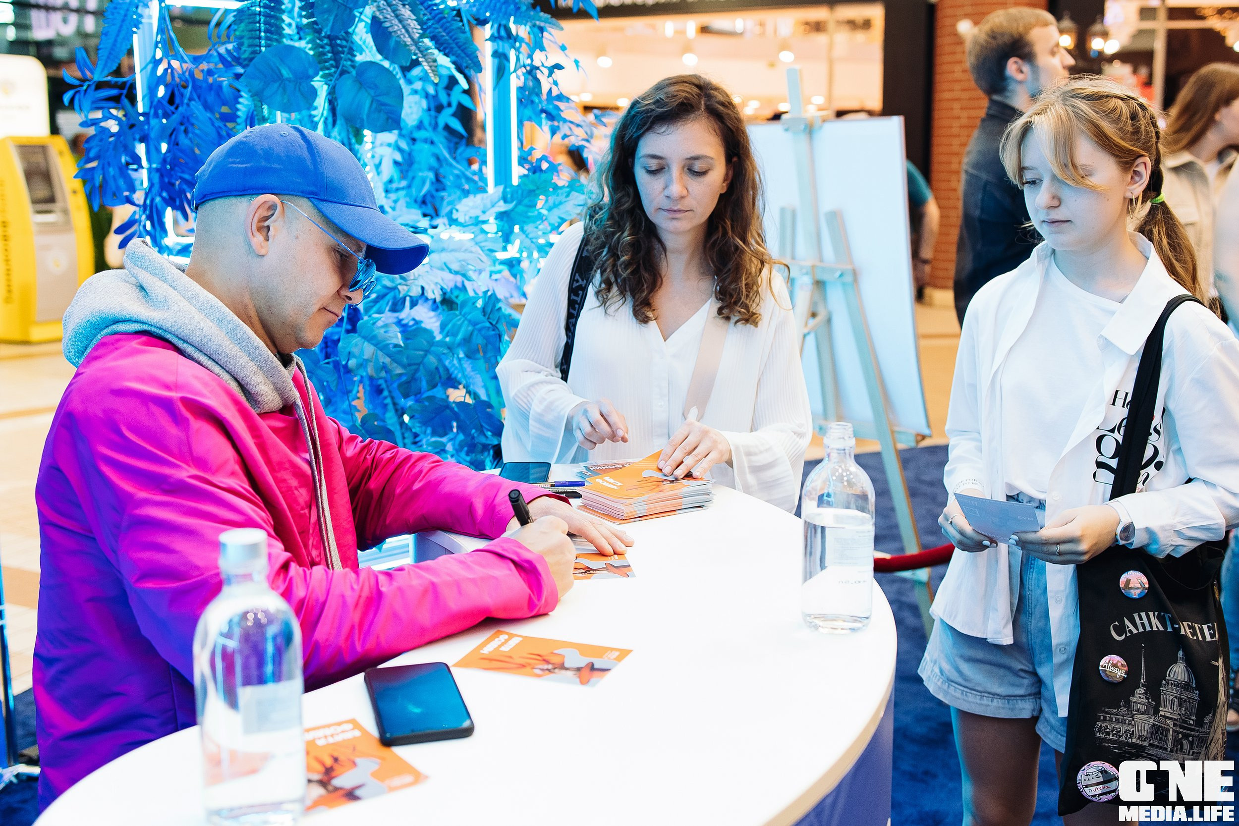 Автограф-сессия с Митей Фоминым. One Media Life: фоторепортажи, фотоотчеты с мероприятий и заведений