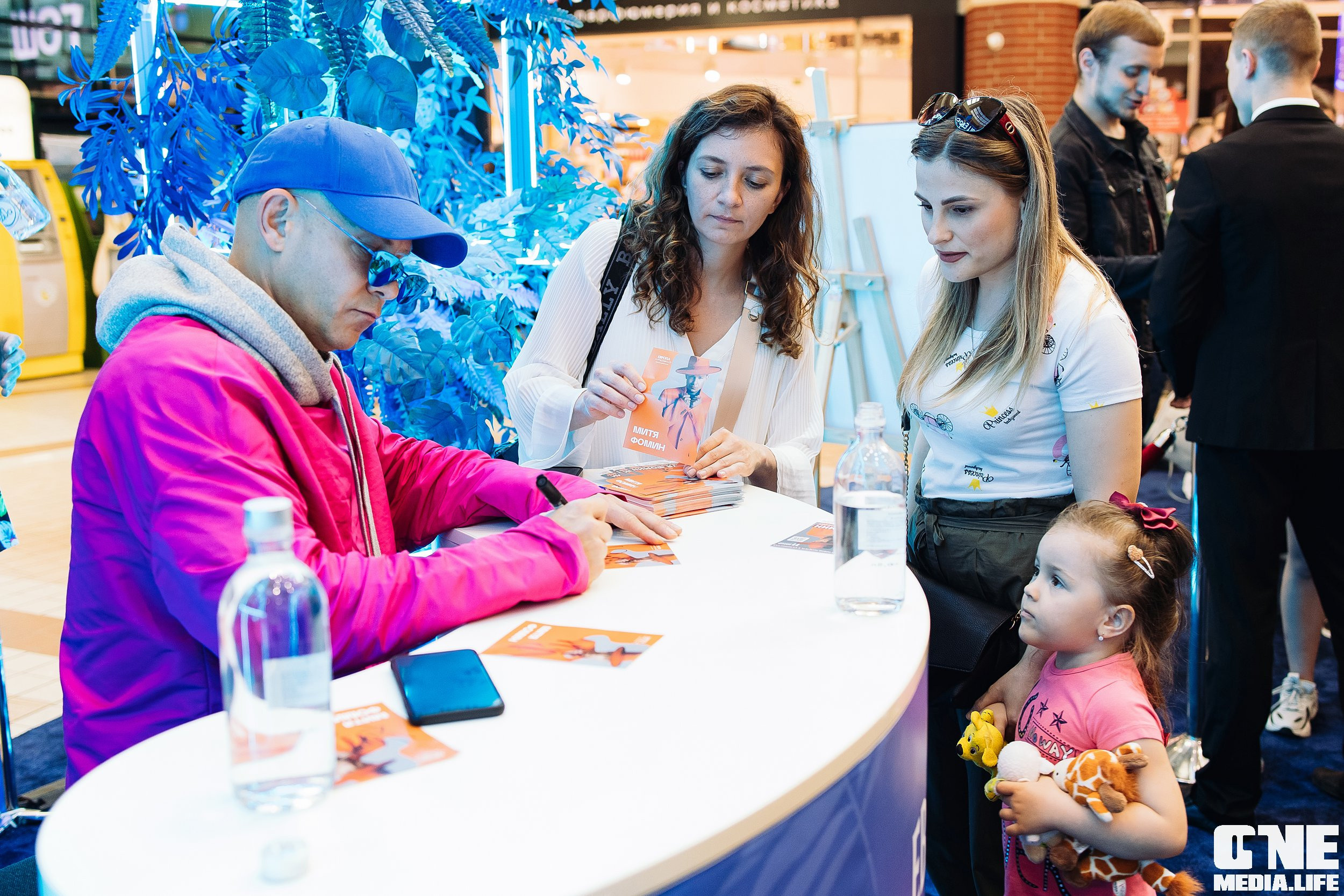 Автограф-сессия с Митей Фоминым. One Media Life: фоторепортажи, фотоотчеты с мероприятий и заведений