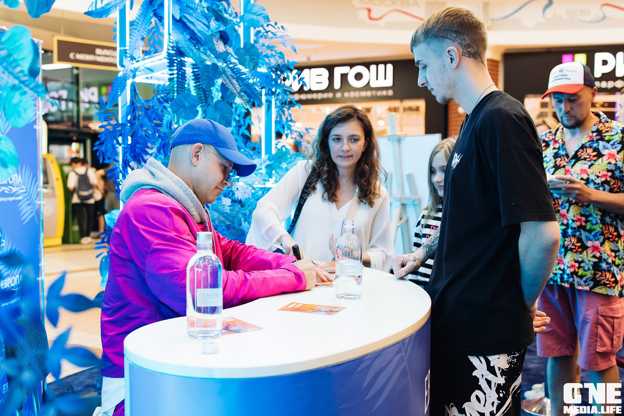 Автограф-сессия с Митей Фоминым. One Media Life: фоторепортажи, фотоотчеты с мероприятий и заведений