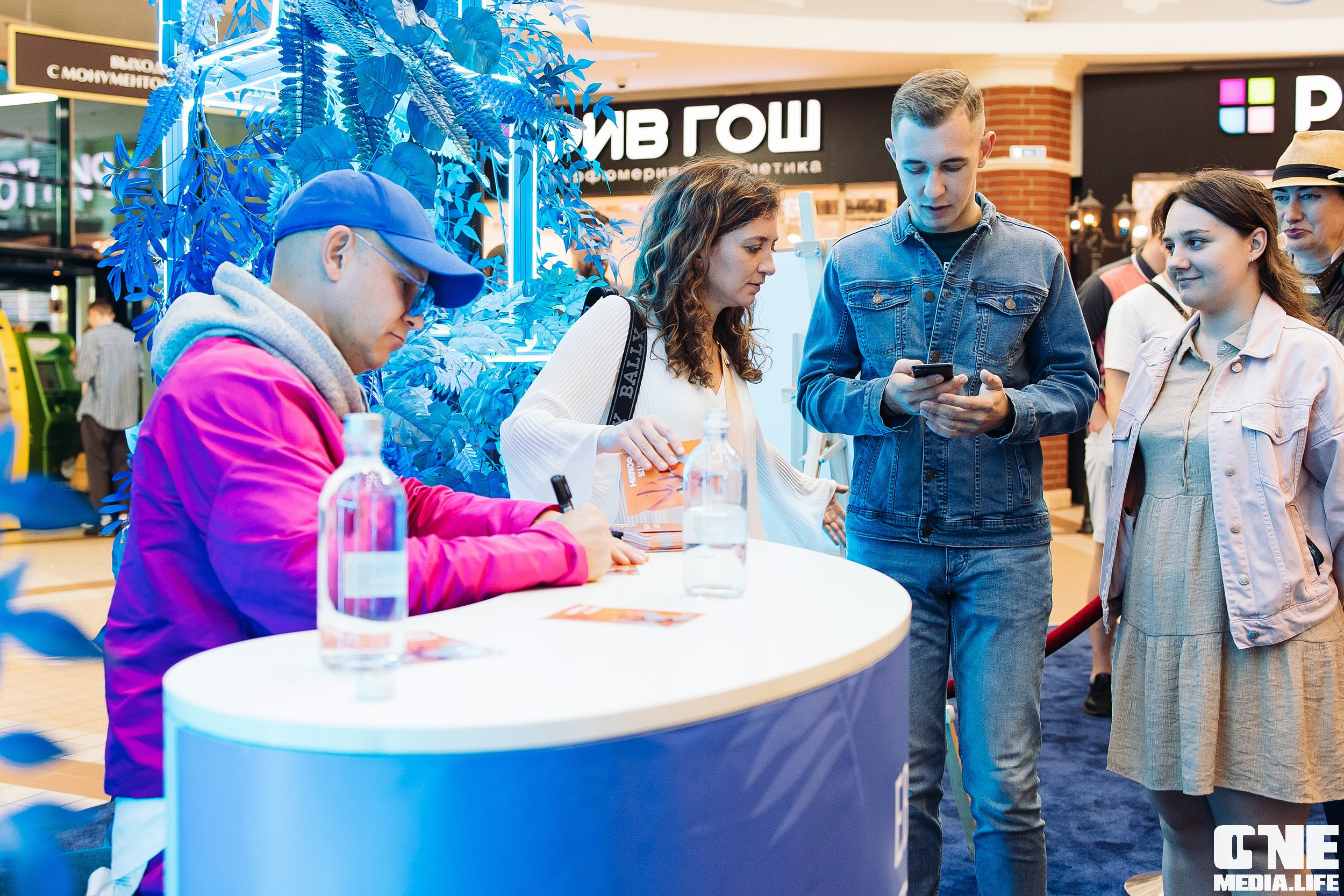 Автограф-сессия с Митей Фоминым. One Media Life: фоторепортажи, фотоотчеты с мероприятий и заведений