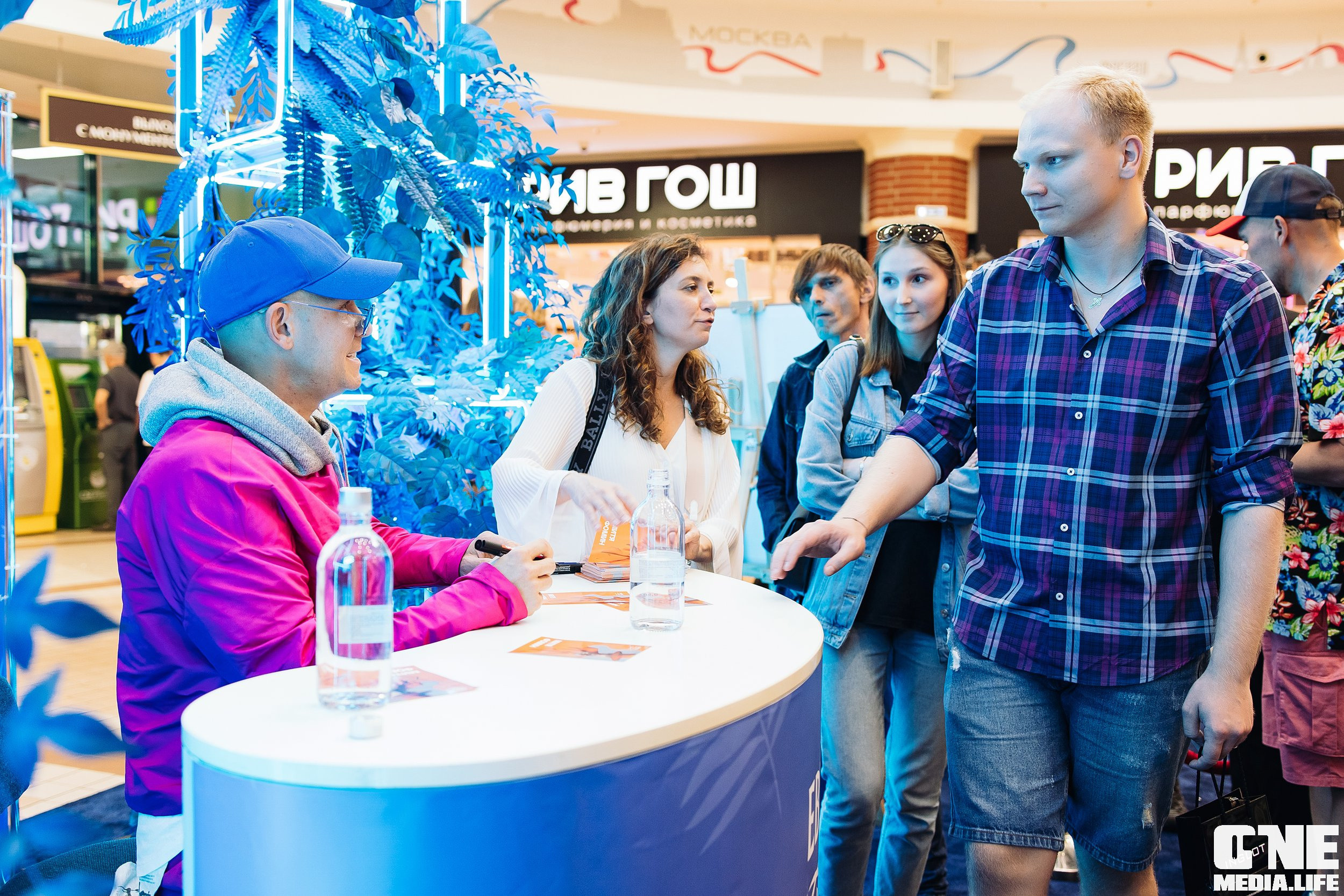 Автограф-сессия с Митей Фоминым. One Media Life: фоторепортажи, фотоотчеты с мероприятий и заведений