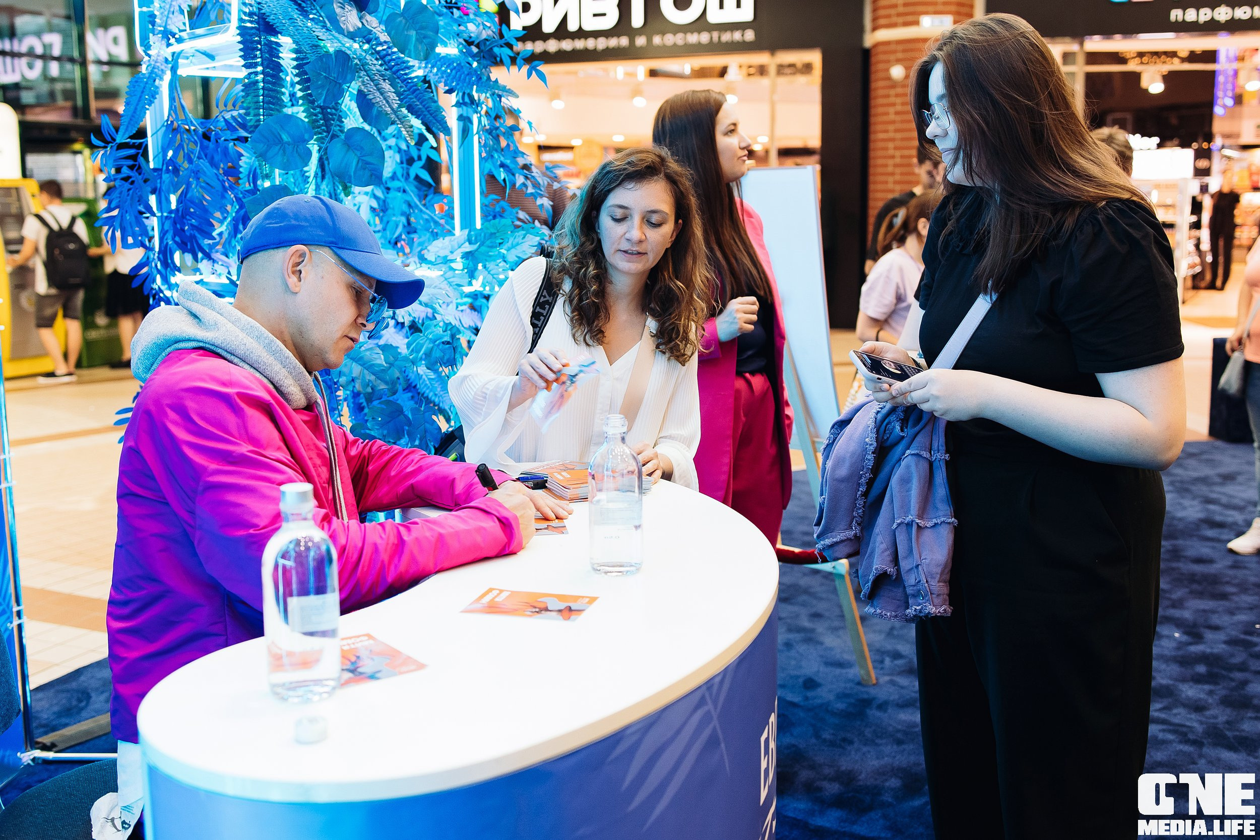 Автограф-сессия с Митей Фоминым. One Media Life: фоторепортажи, фотоотчеты с мероприятий и заведений