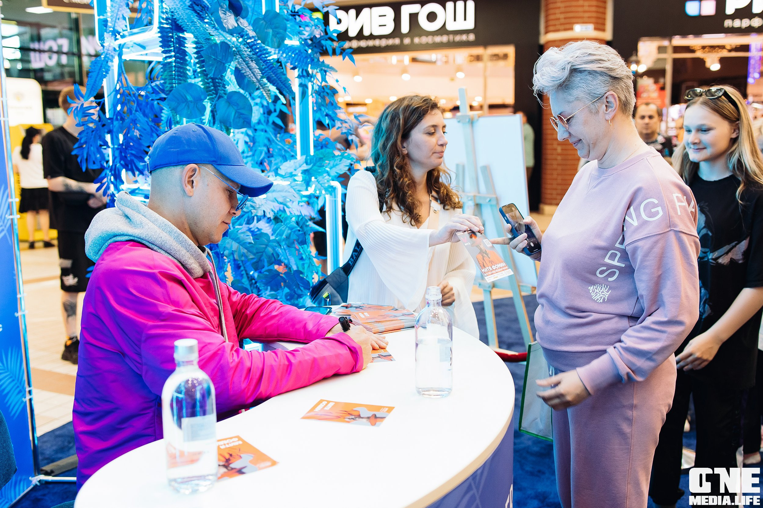 Автограф-сессия с Митей Фоминым. One Media Life: фоторепортажи, фотоотчеты с мероприятий и заведений