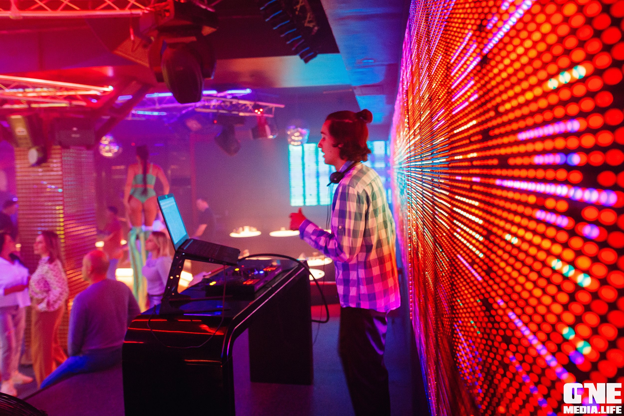 Фототчет из ночного клуба Планета. One Media Life: фоторепортажи, фотоотчеты с мероприятий и заведений