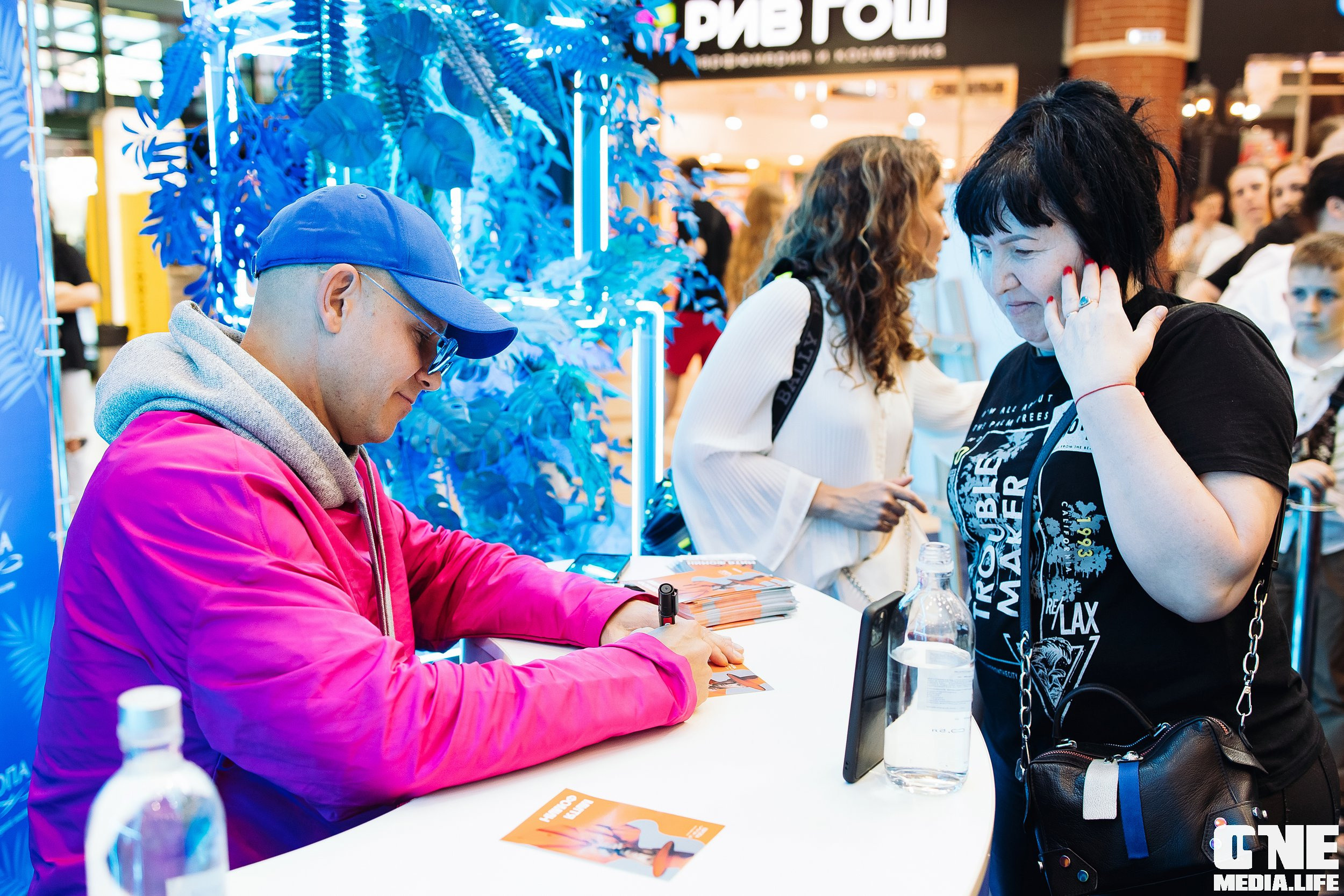 Автограф-сессия с Митей Фоминым. One Media Life: фоторепортажи, фотоотчеты с мероприятий и заведений