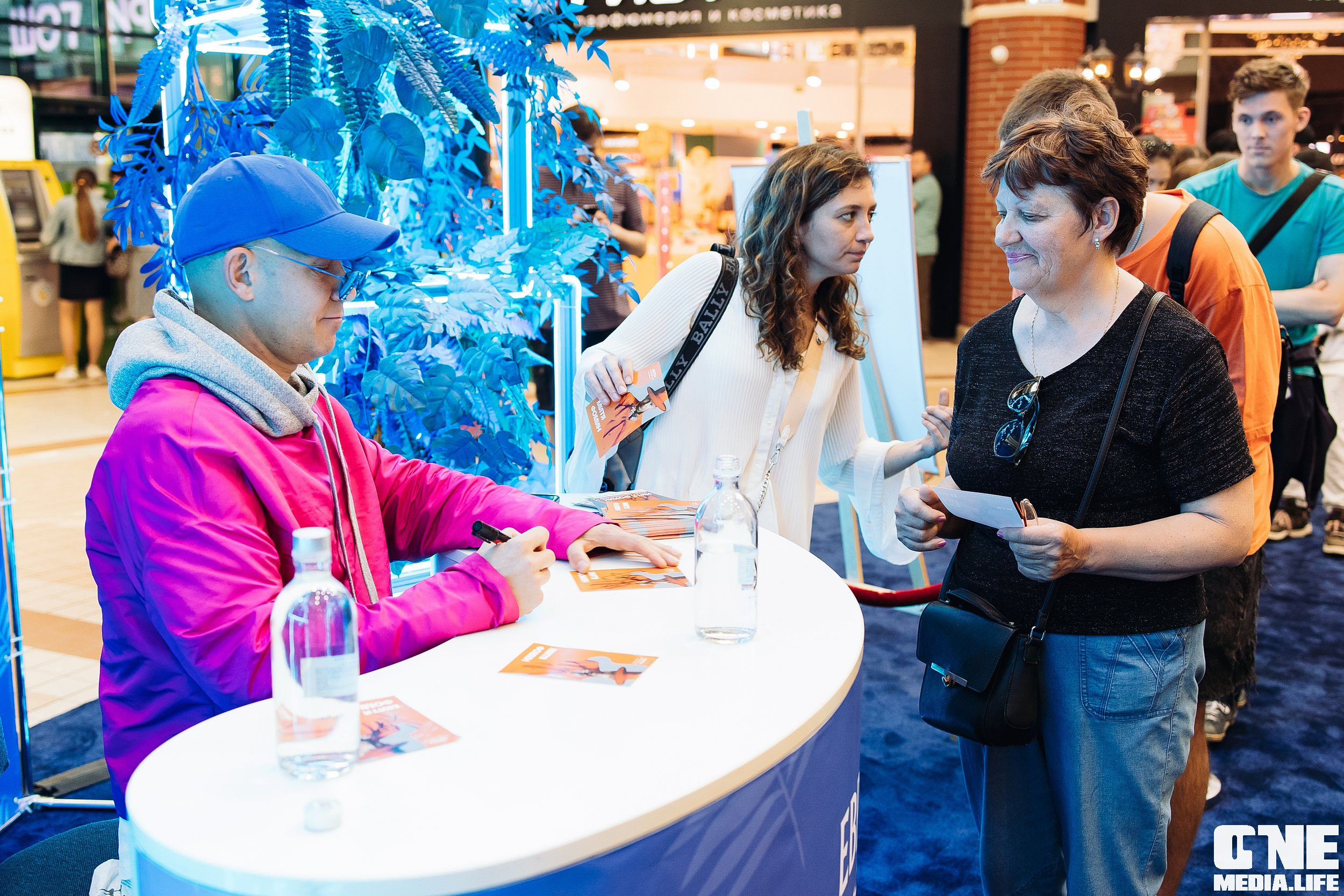 Автограф-сессия с Митей Фоминым. One Media Life: фоторепортажи, фотоотчеты с мероприятий и заведений