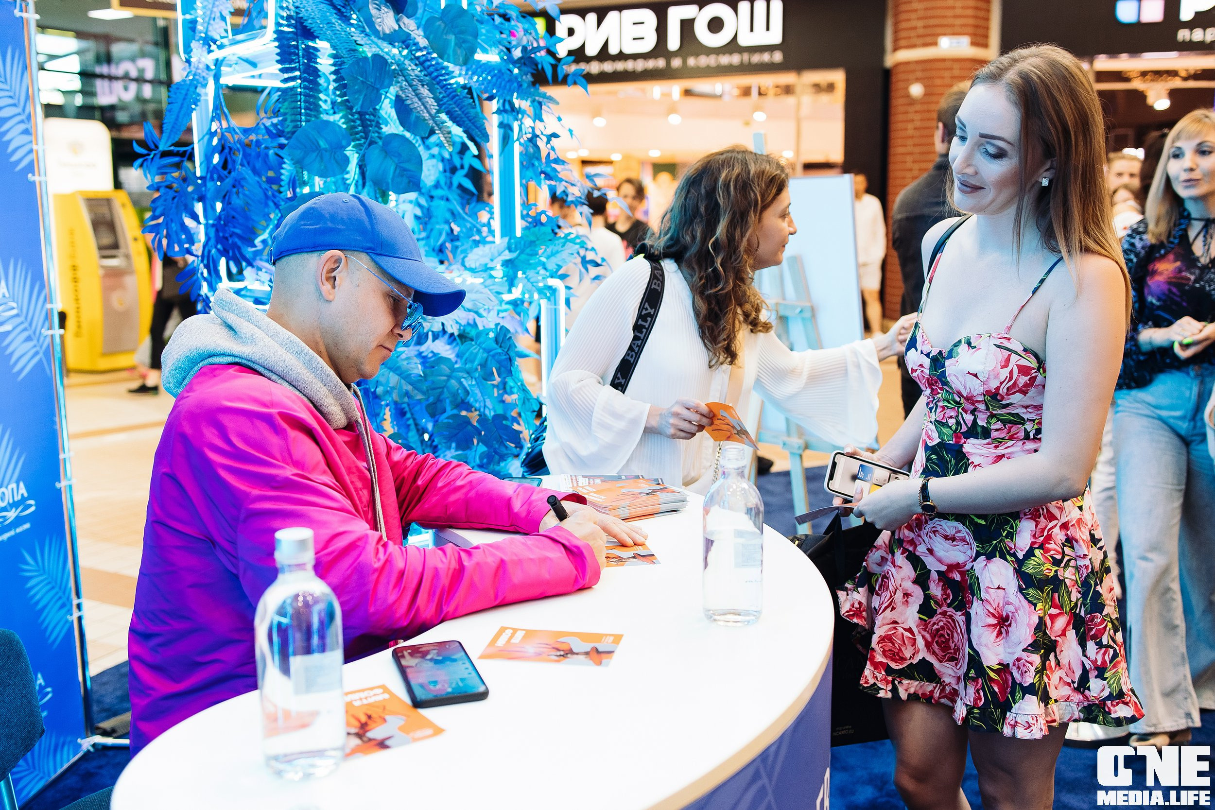 Автограф-сессия с Митей Фоминым. One Media Life: фоторепортажи, фотоотчеты с мероприятий и заведений