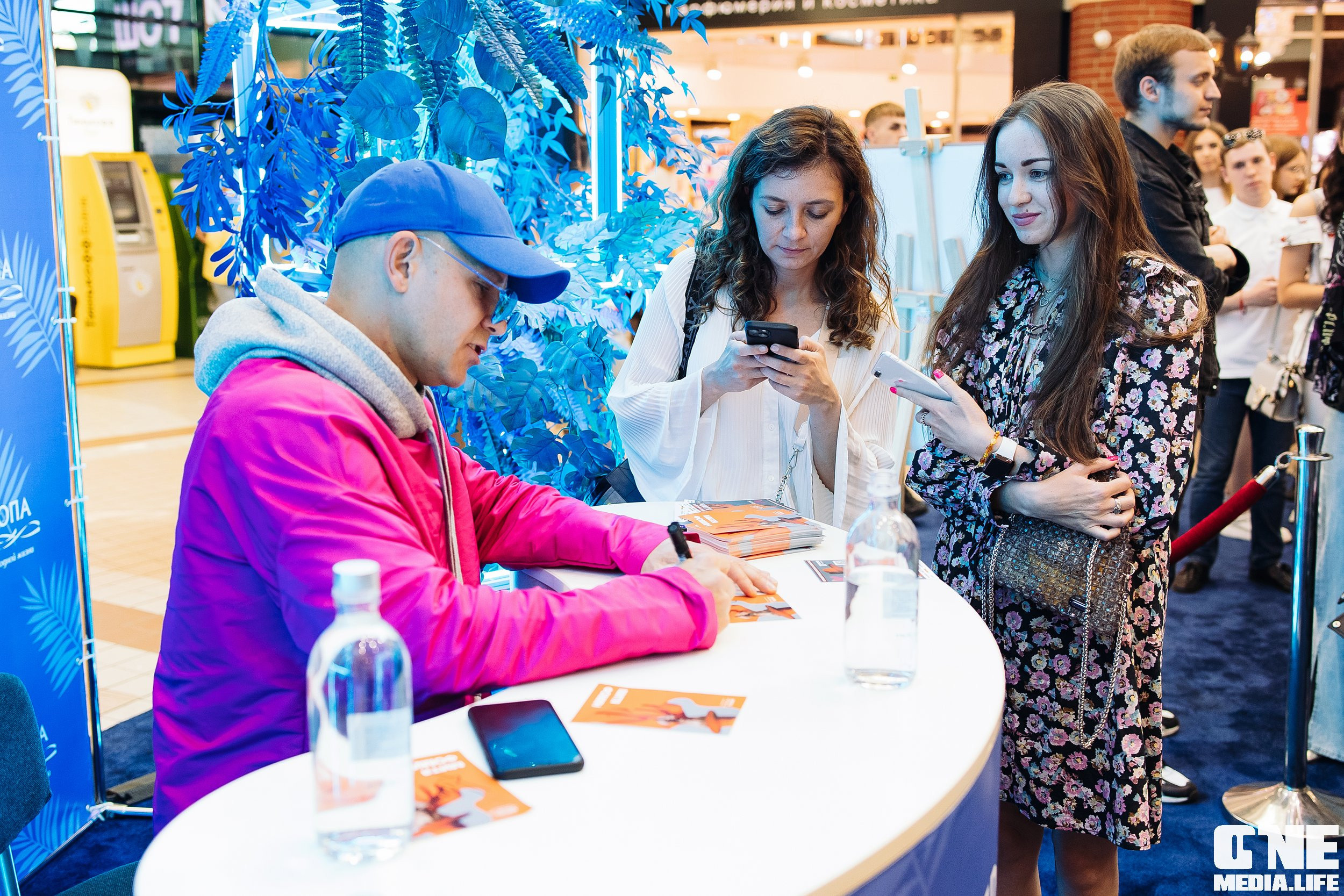 Автограф-сессия с Митей Фоминым. One Media Life: фоторепортажи, фотоотчеты с мероприятий и заведений