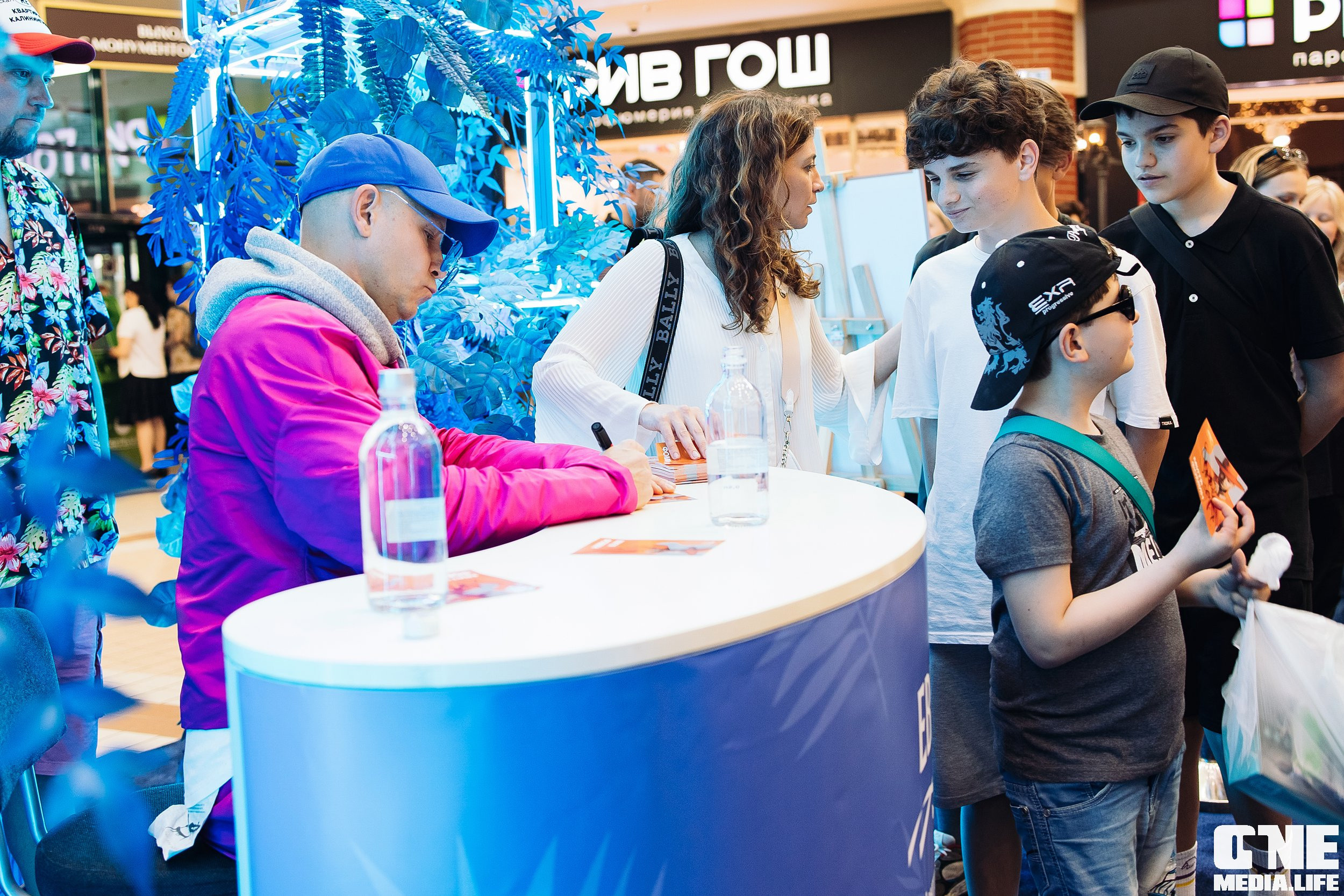 Автограф-сессия с Митей Фоминым. One Media Life: фоторепортажи, фотоотчеты с мероприятий и заведений