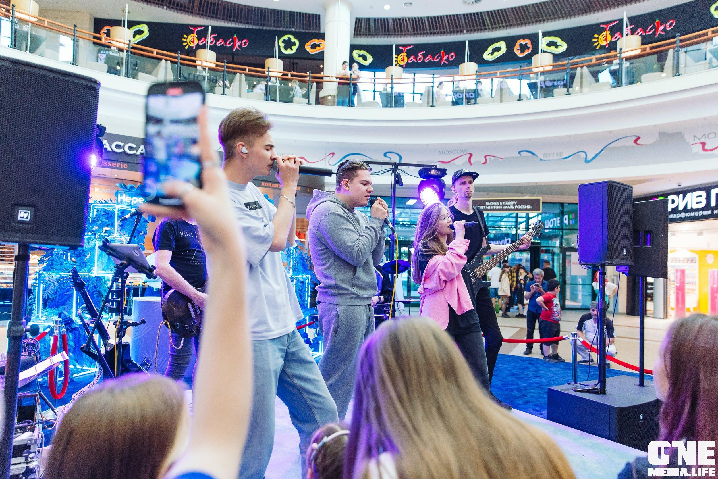 Фотоотчет с «Твой настоящий выпускной» в ТРЦ Европа. One Media Life: фоторепортажи, фотоотчеты с мероприятий и заведений