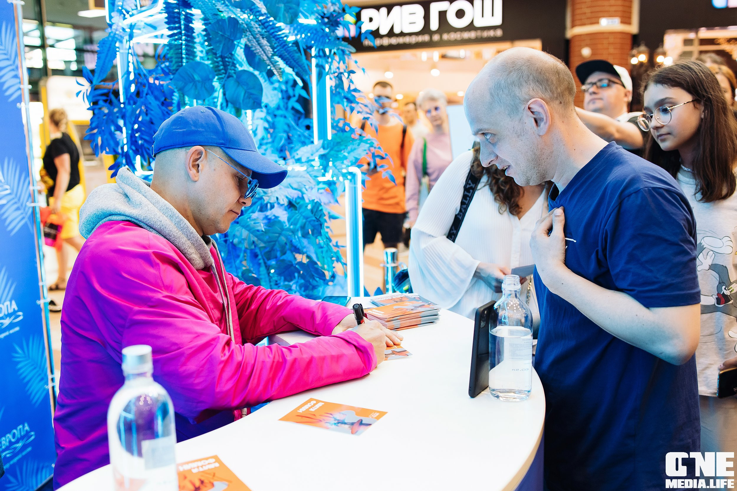 Автограф-сессия с Митей Фоминым. One Media Life: фоторепортажи, фотоотчеты с мероприятий и заведений