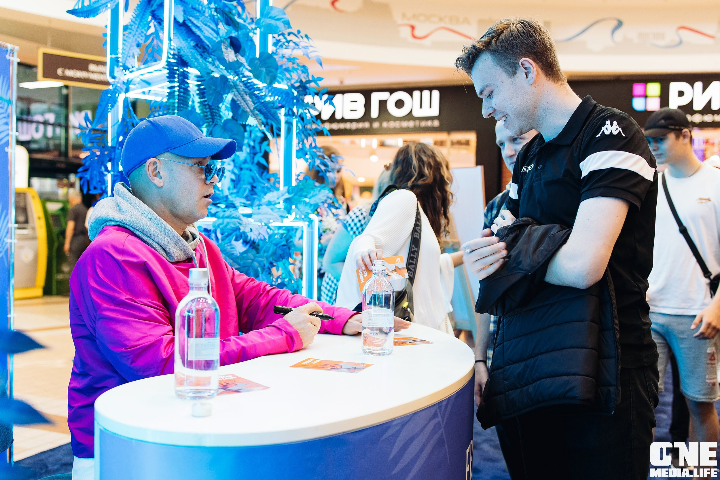 Автограф-сессия с Митей Фоминым. One Media Life: фоторепортажи, фотоотчеты с мероприятий и заведений