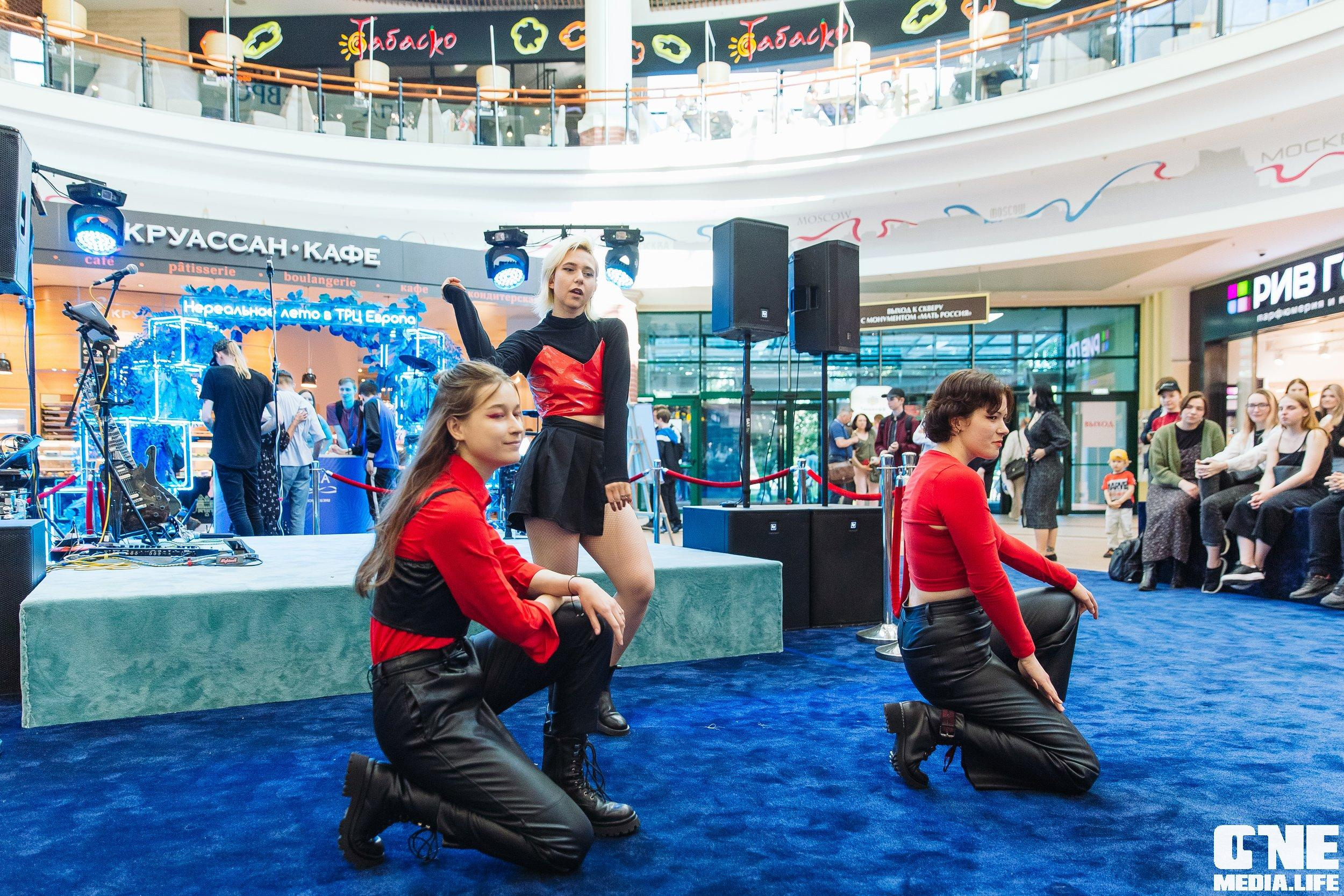 Фотоотчет с «Твой настоящий выпускной» в ТРЦ Европа. One Media Life: фоторепортажи, фотоотчеты с мероприятий и заведений