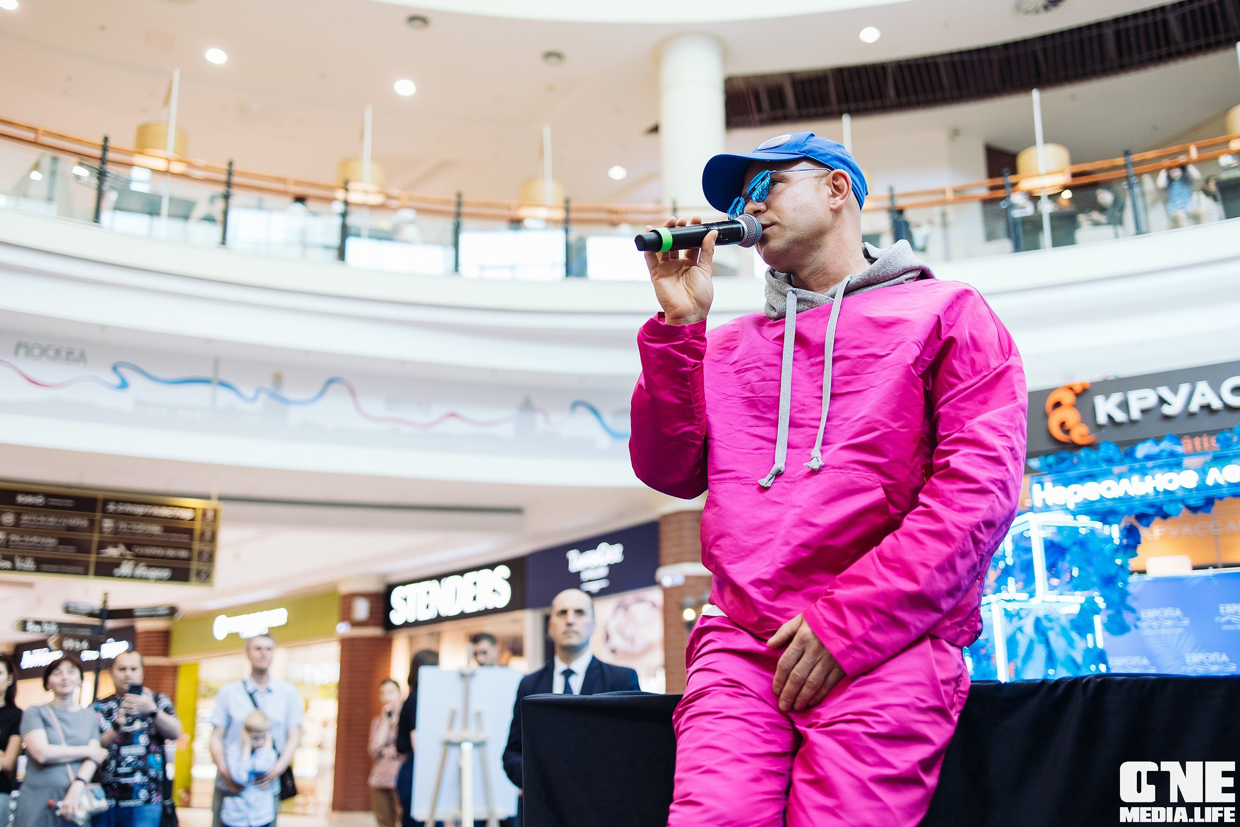 Автограф-сессия с Митей Фоминым. One Media Life: фоторепортажи, фотоотчеты с мероприятий и заведений