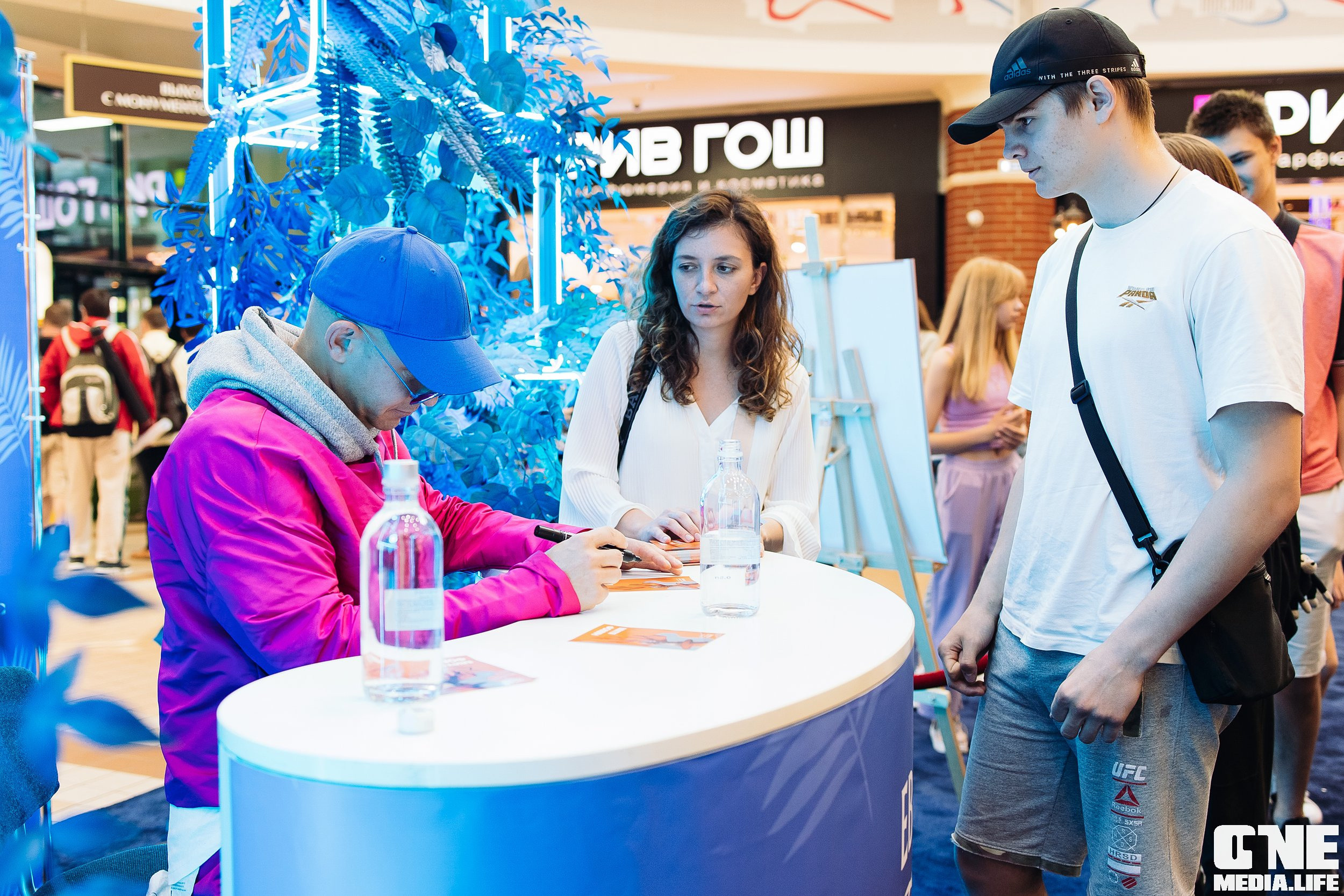 Автограф-сессия с Митей Фоминым. One Media Life: фоторепортажи, фотоотчеты с мероприятий и заведений