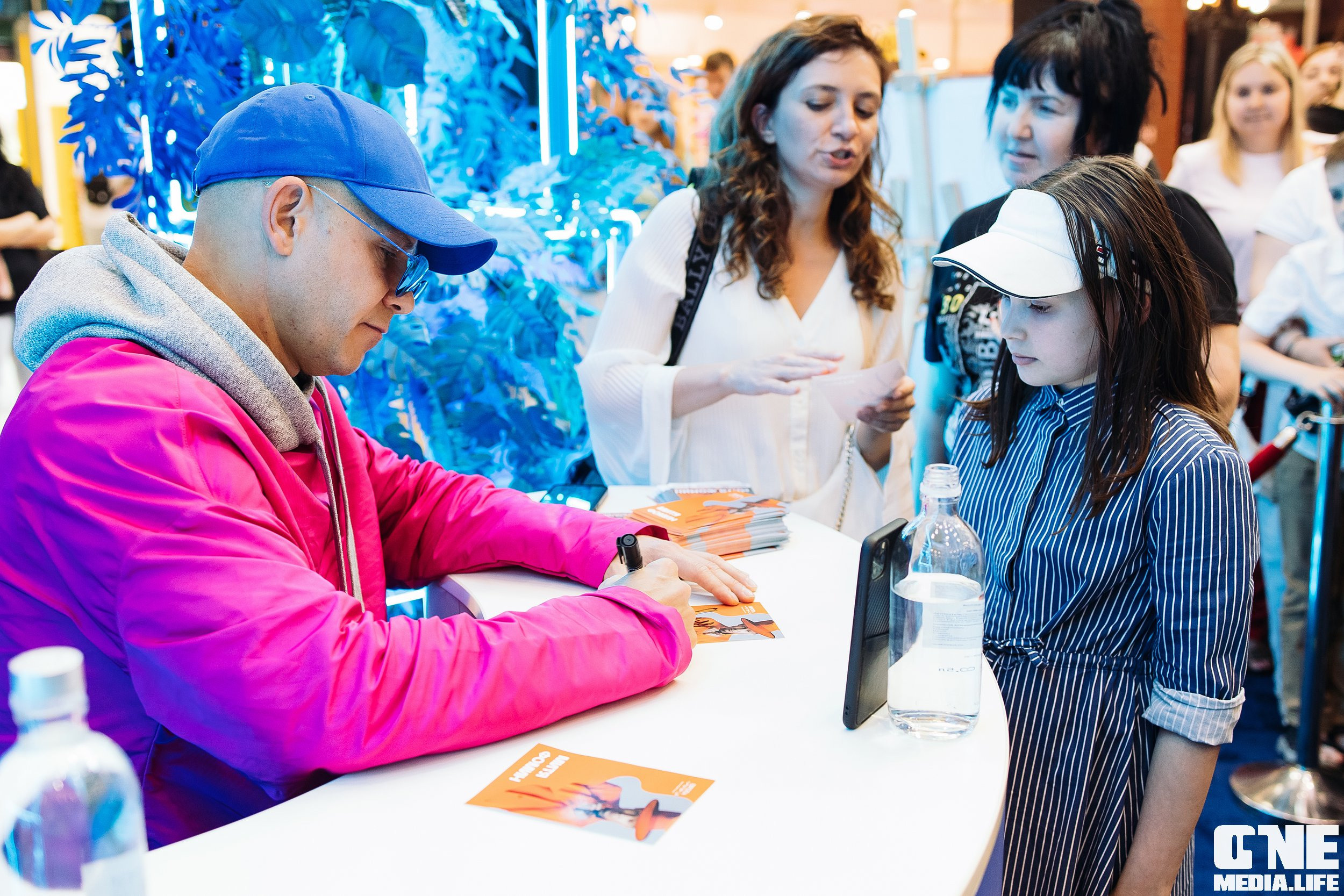 Автограф-сессия с Митей Фоминым. One Media Life: фоторепортажи, фотоотчеты с мероприятий и заведений