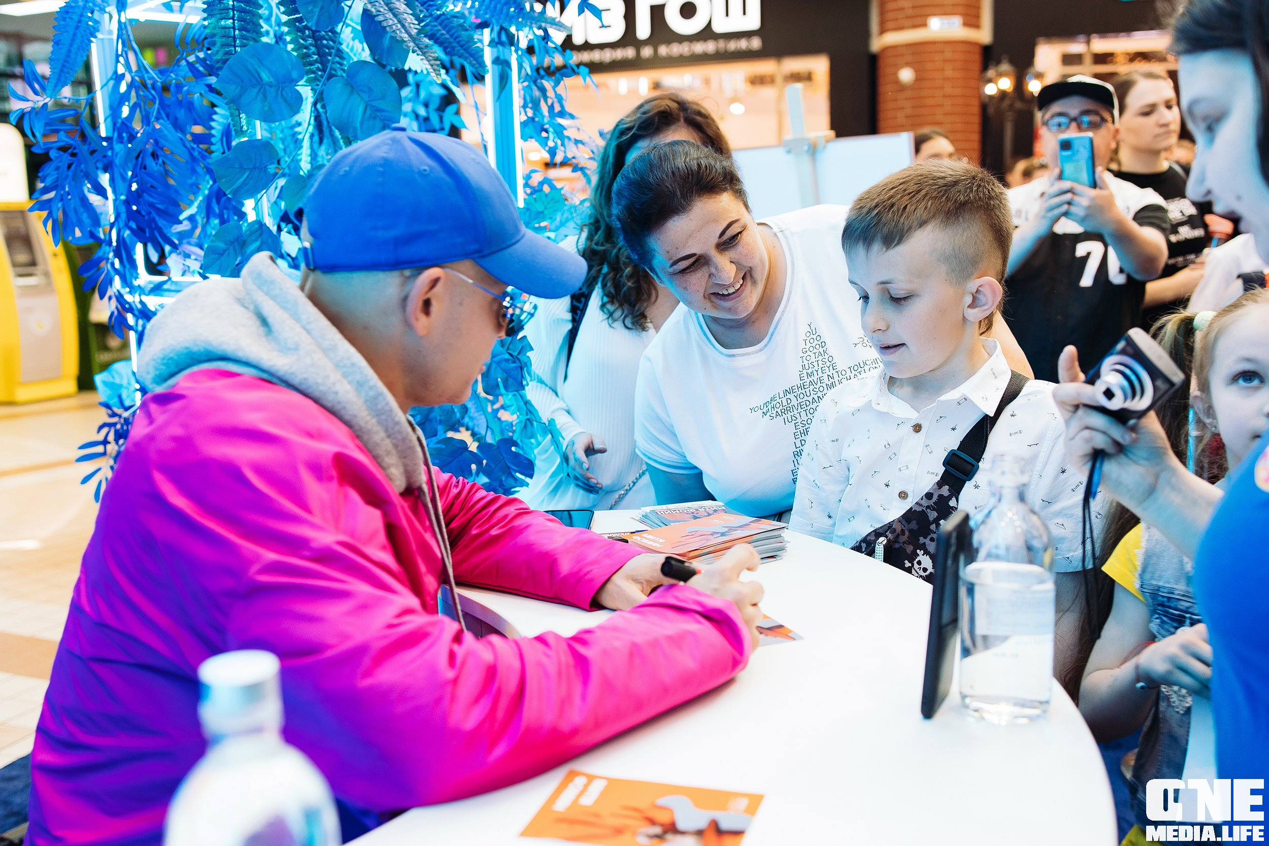 Автограф-сессия с Митей Фоминым. One Media Life: фоторепортажи, фотоотчеты с мероприятий и заведений