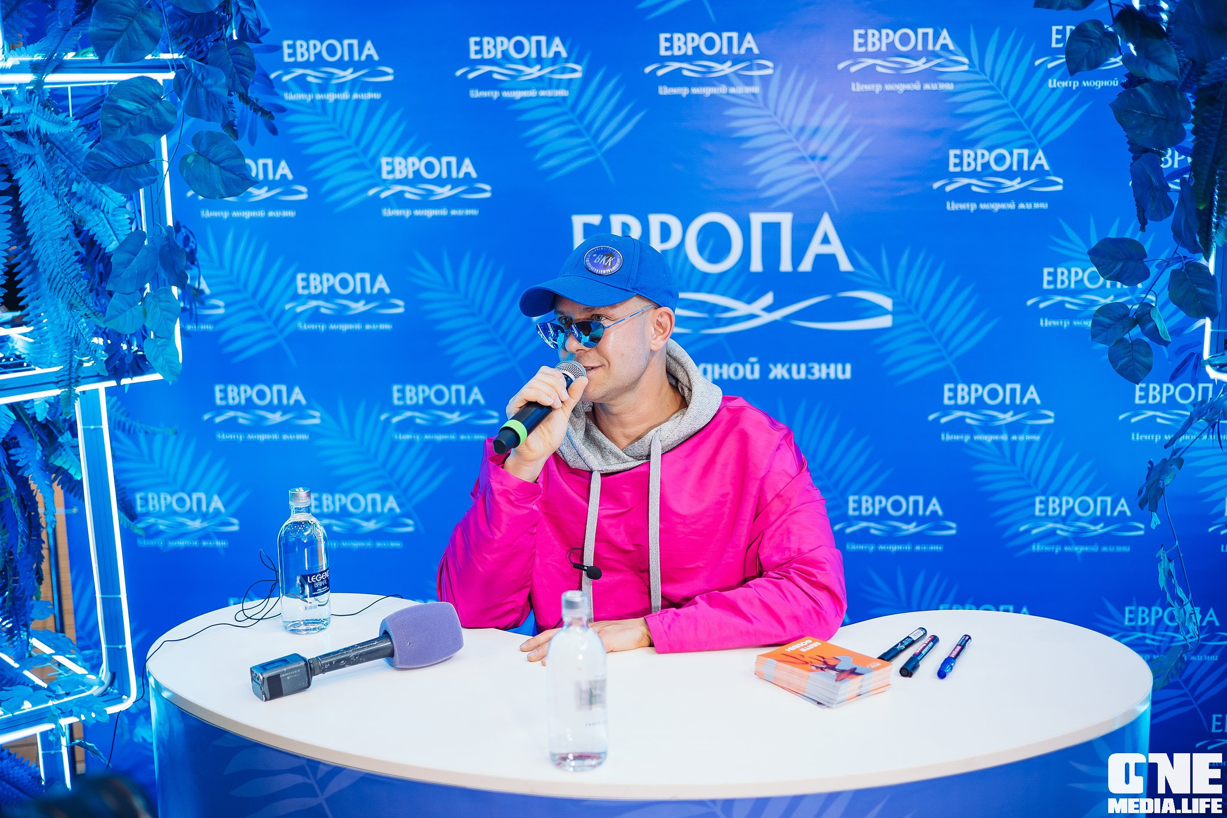 Автограф-сессия с Митей Фоминым. One Media Life: фоторепортажи, фотоотчеты с мероприятий и заведений