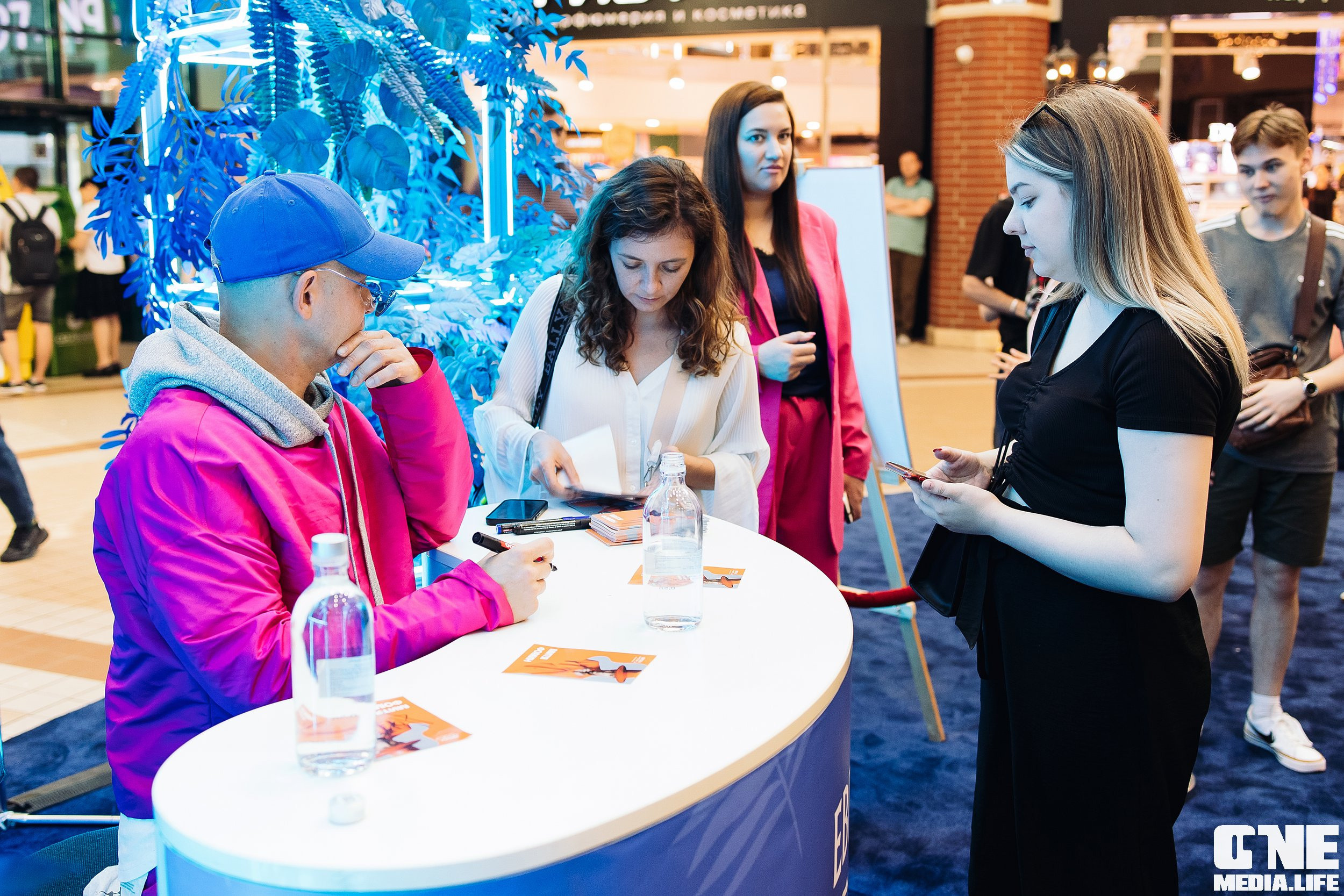 Автограф-сессия с Митей Фоминым. One Media Life: фоторепортажи, фотоотчеты с мероприятий и заведений