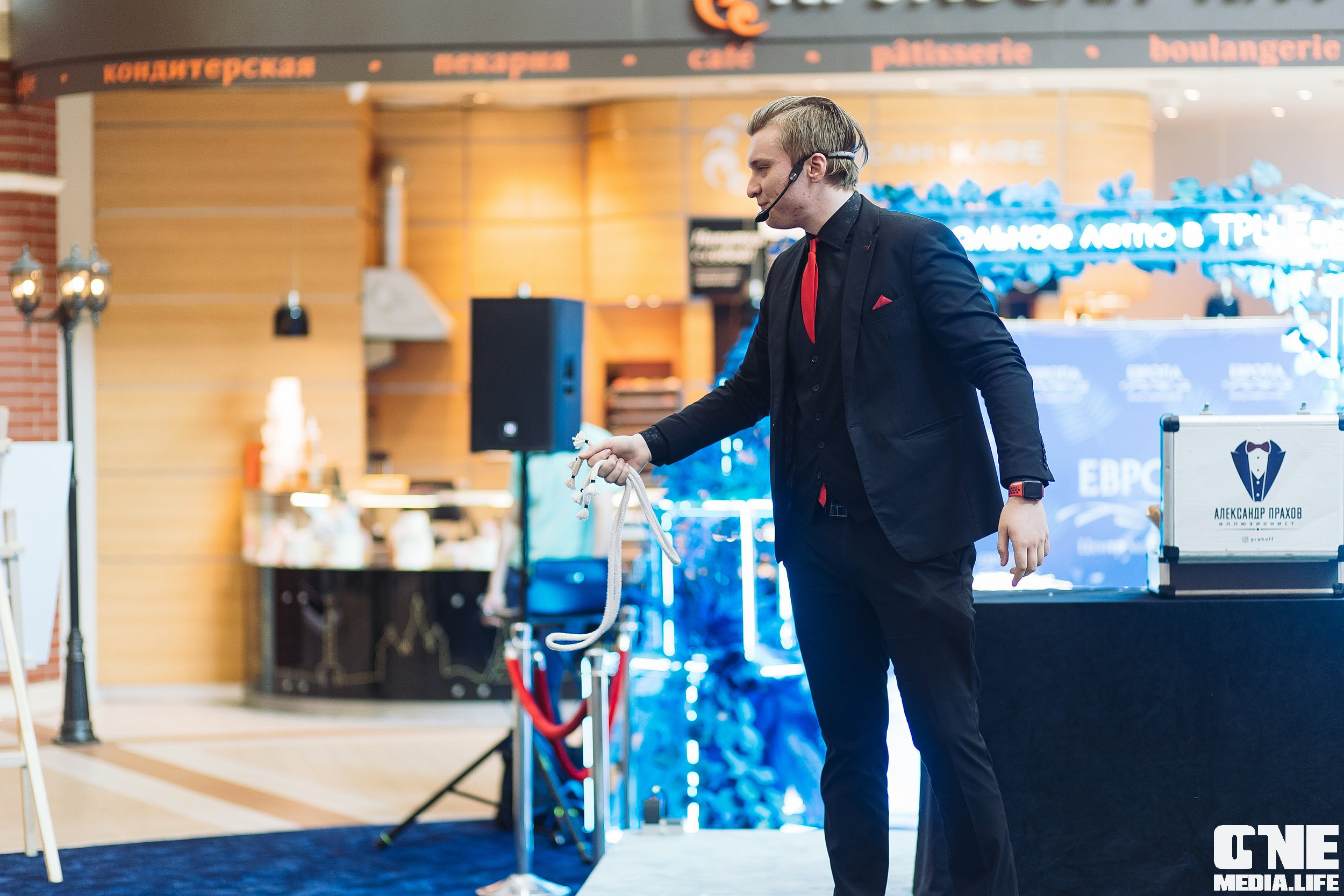 Автограф-сессия с Митей Фоминым. One Media Life: фоторепортажи, фотоотчеты с мероприятий и заведений