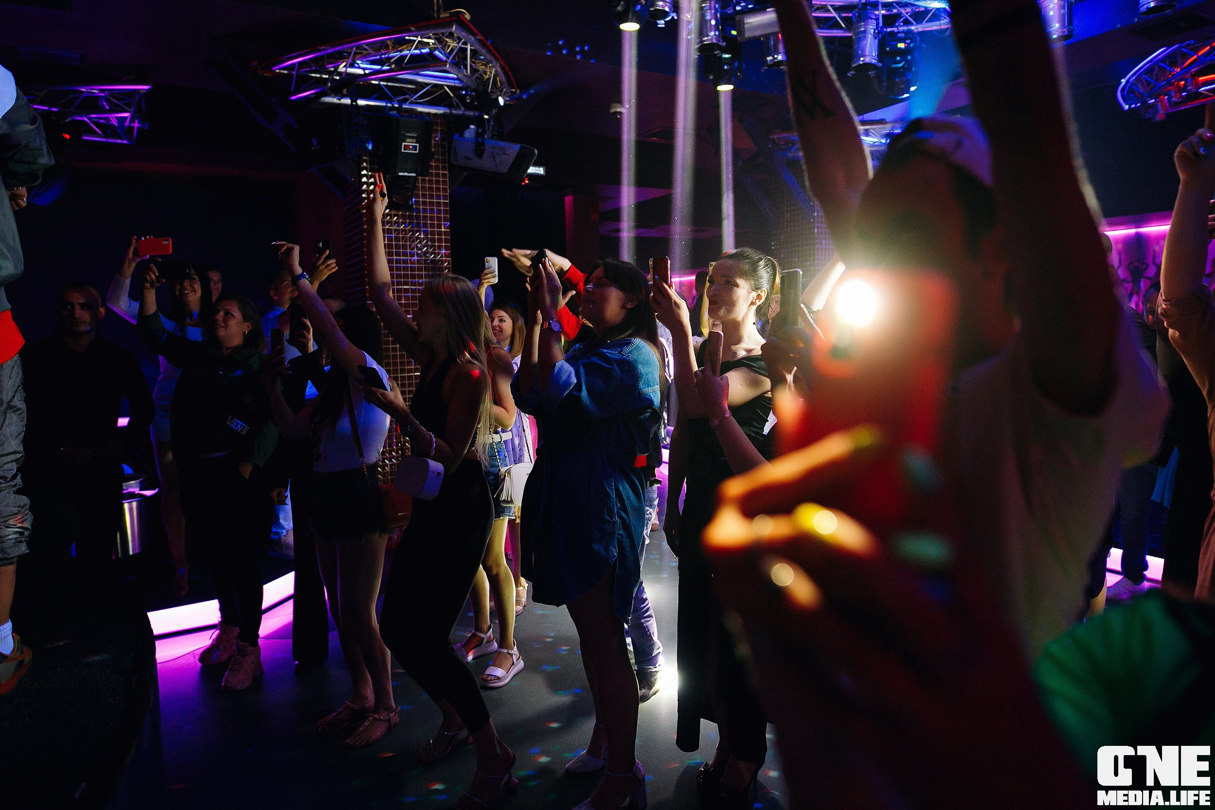 Фотоотчет с концерта Лигалайза в ночном клубе Планета. One Media Life: фоторепортажи, фотоотчеты с мероприятий и заведений