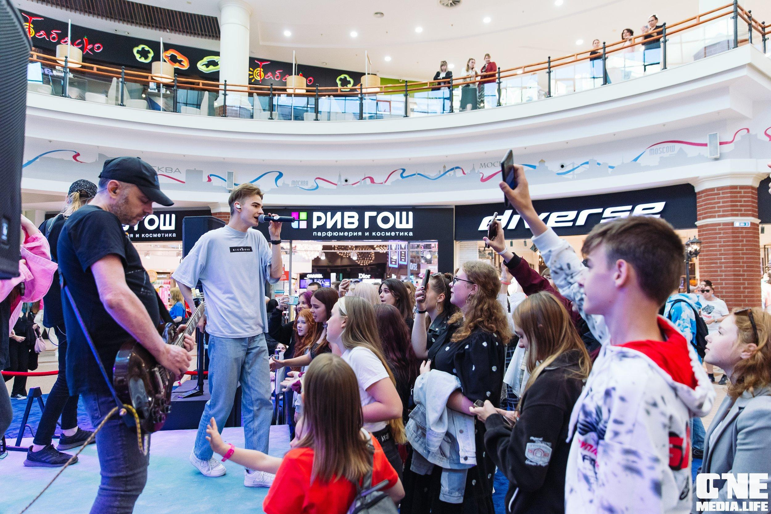 Фотоотчет с «Твой настоящий выпускной» в ТРЦ Европа. One Media Life: фоторепортажи, фотоотчеты с мероприятий и заведений