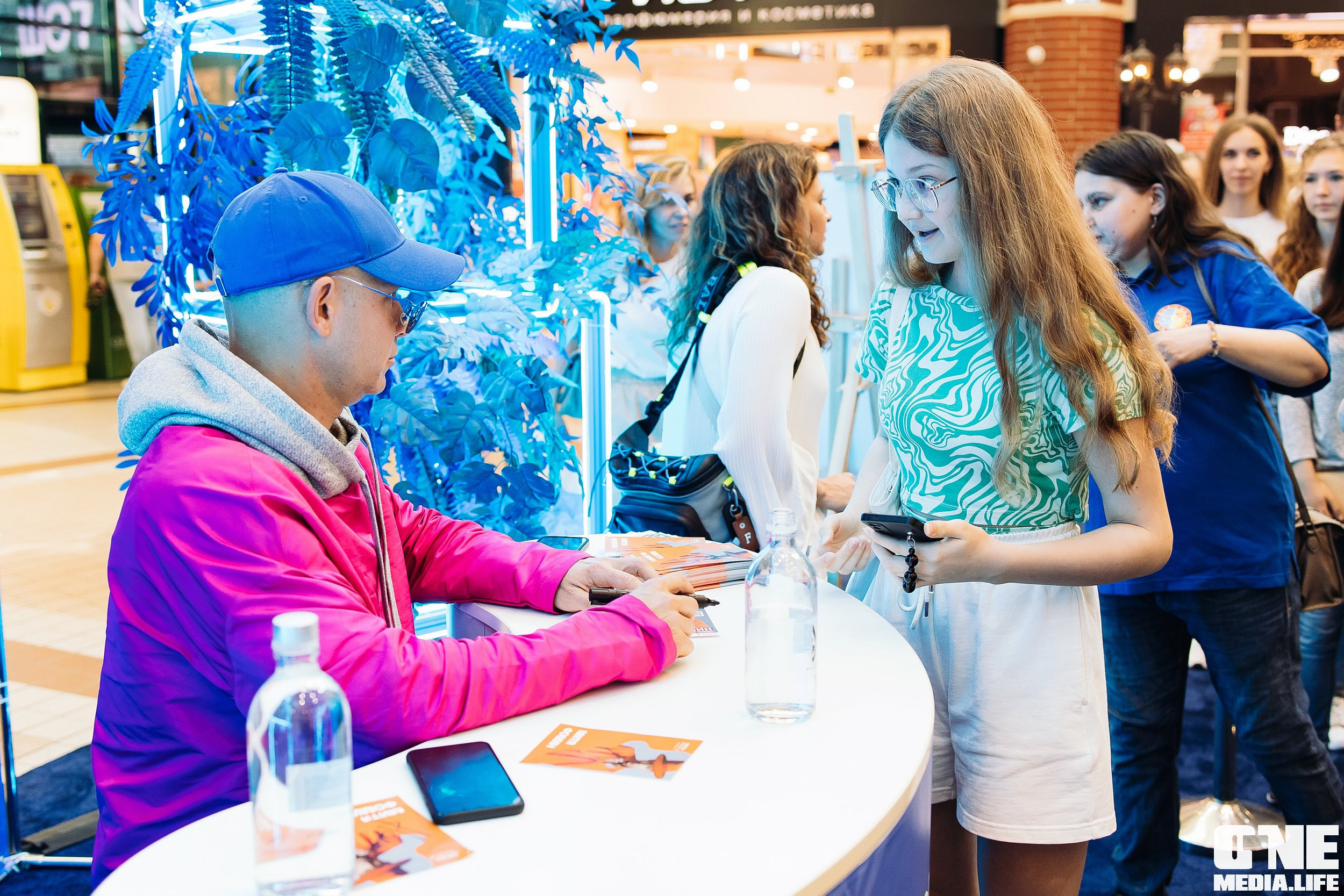 Автограф-сессия с Митей Фоминым. One Media Life: фоторепортажи, фотоотчеты с мероприятий и заведений