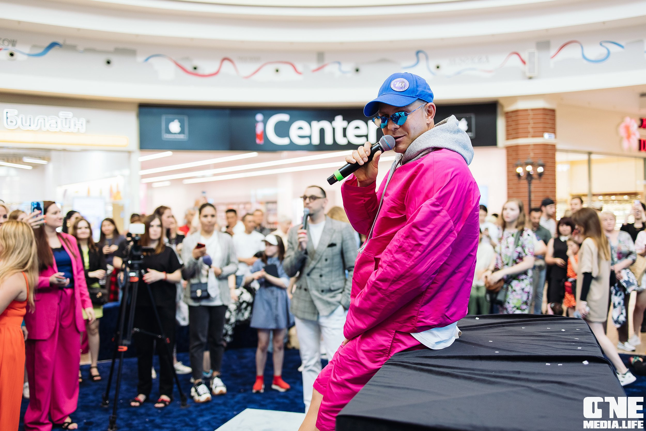 Автограф-сессия с Митей Фоминым. One Media Life: фоторепортажи, фотоотчеты с мероприятий и заведений