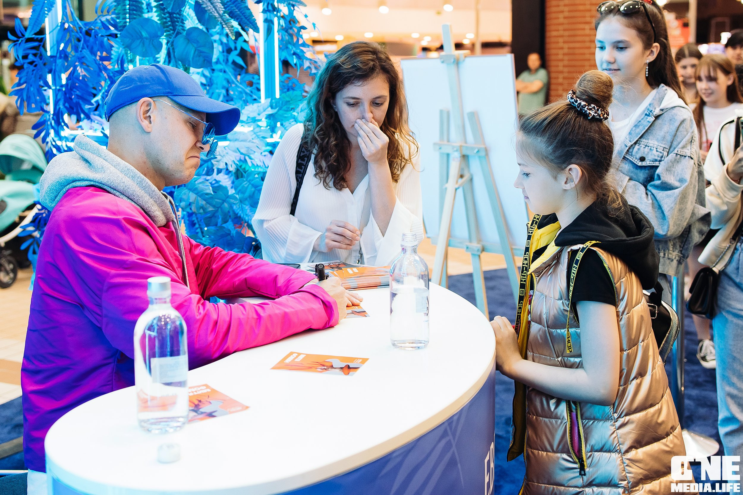 Автограф-сессия с Митей Фоминым. One Media Life: фоторепортажи, фотоотчеты с мероприятий и заведений