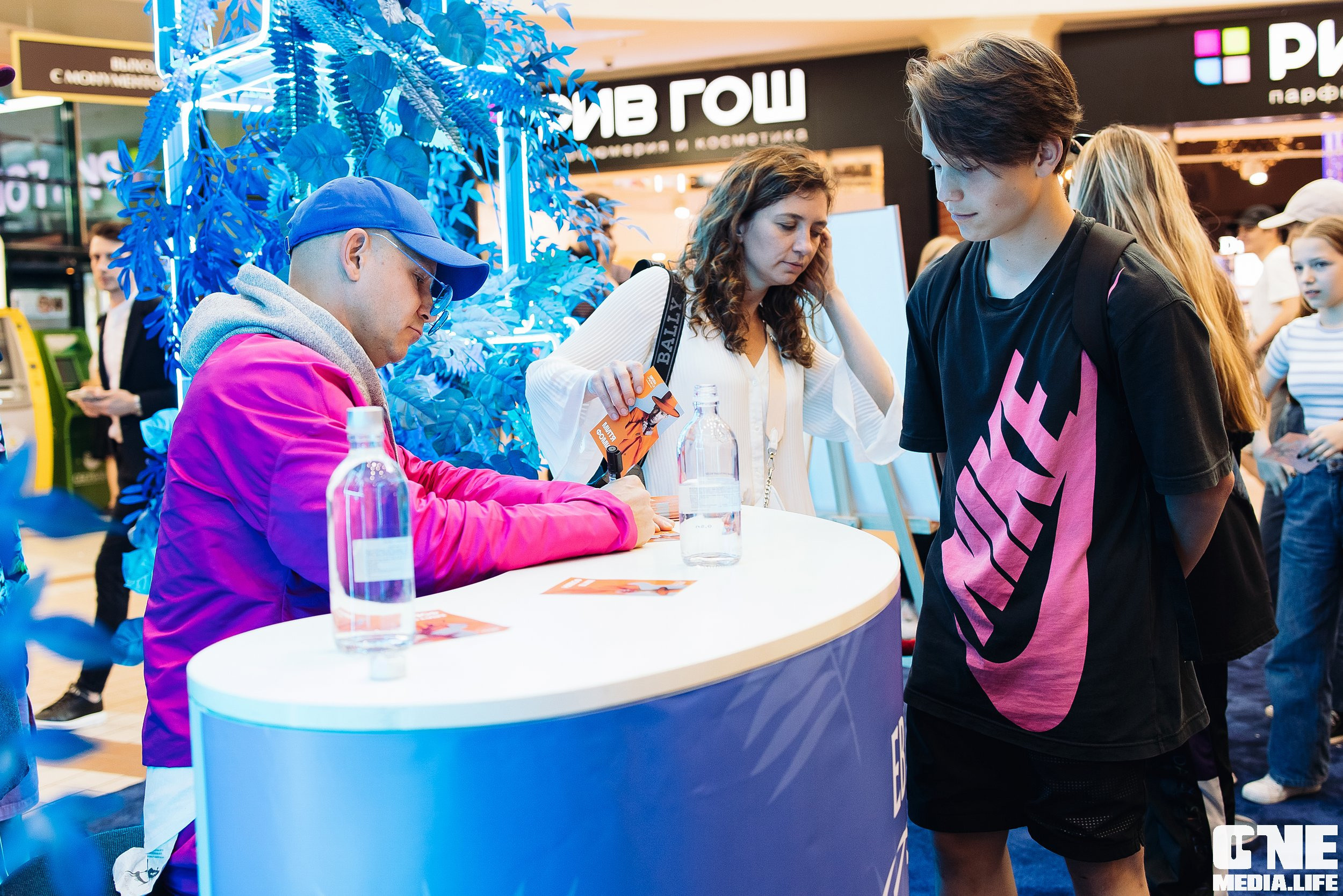 Автограф-сессия с Митей Фоминым. One Media Life: фоторепортажи, фотоотчеты с мероприятий и заведений