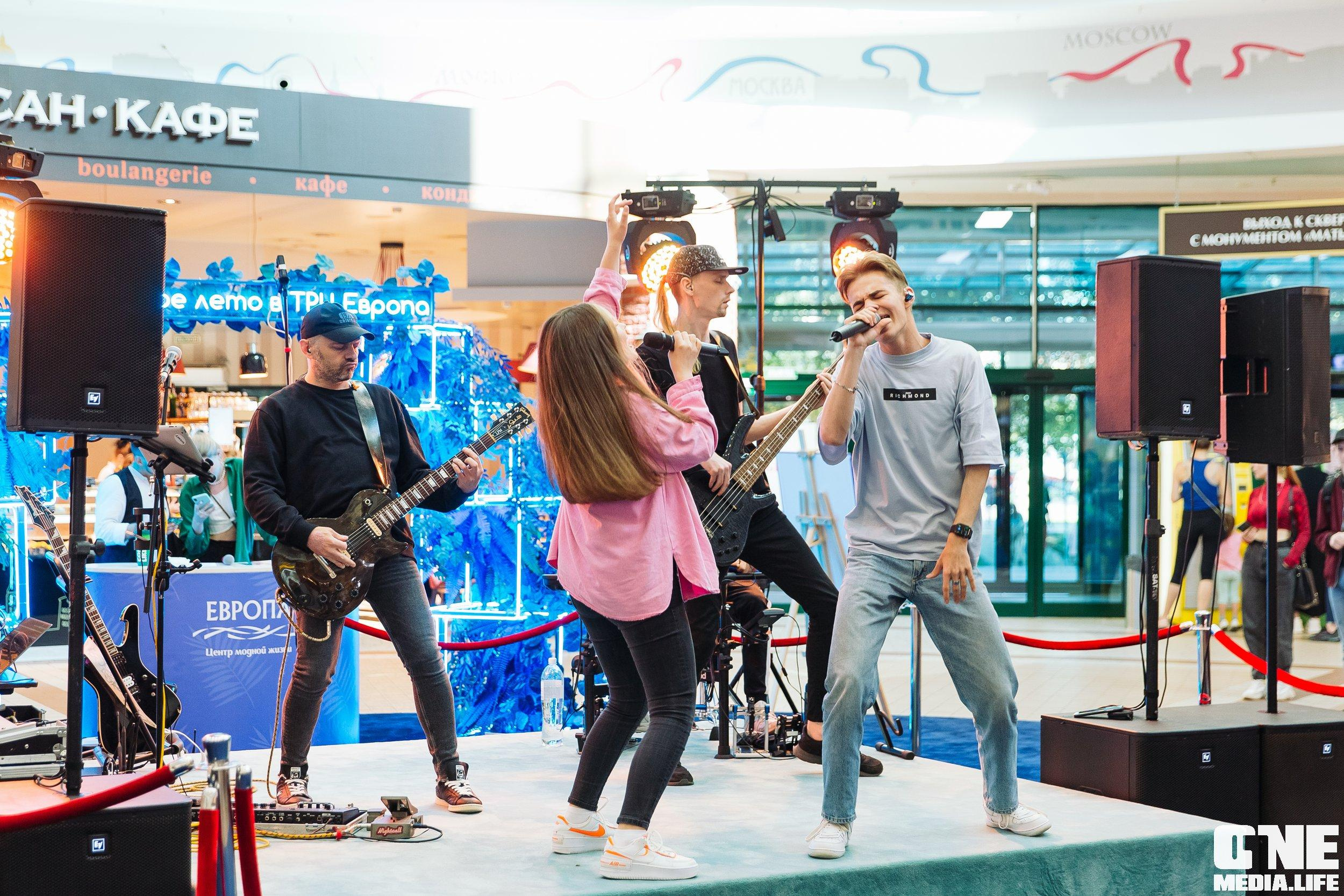 Фотоотчет с «Твой настоящий выпускной» в ТРЦ Европа. One Media Life: фоторепортажи, фотоотчеты с мероприятий и заведений