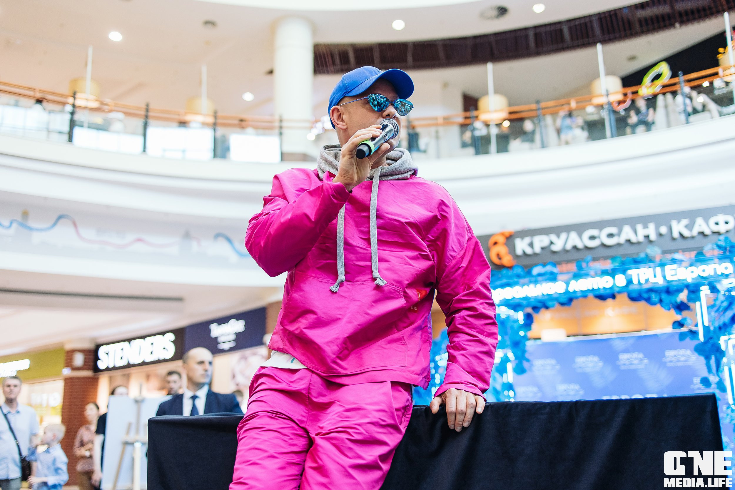 Автограф-сессия с Митей Фоминым. One Media Life: фоторепортажи, фотоотчеты с мероприятий и заведений