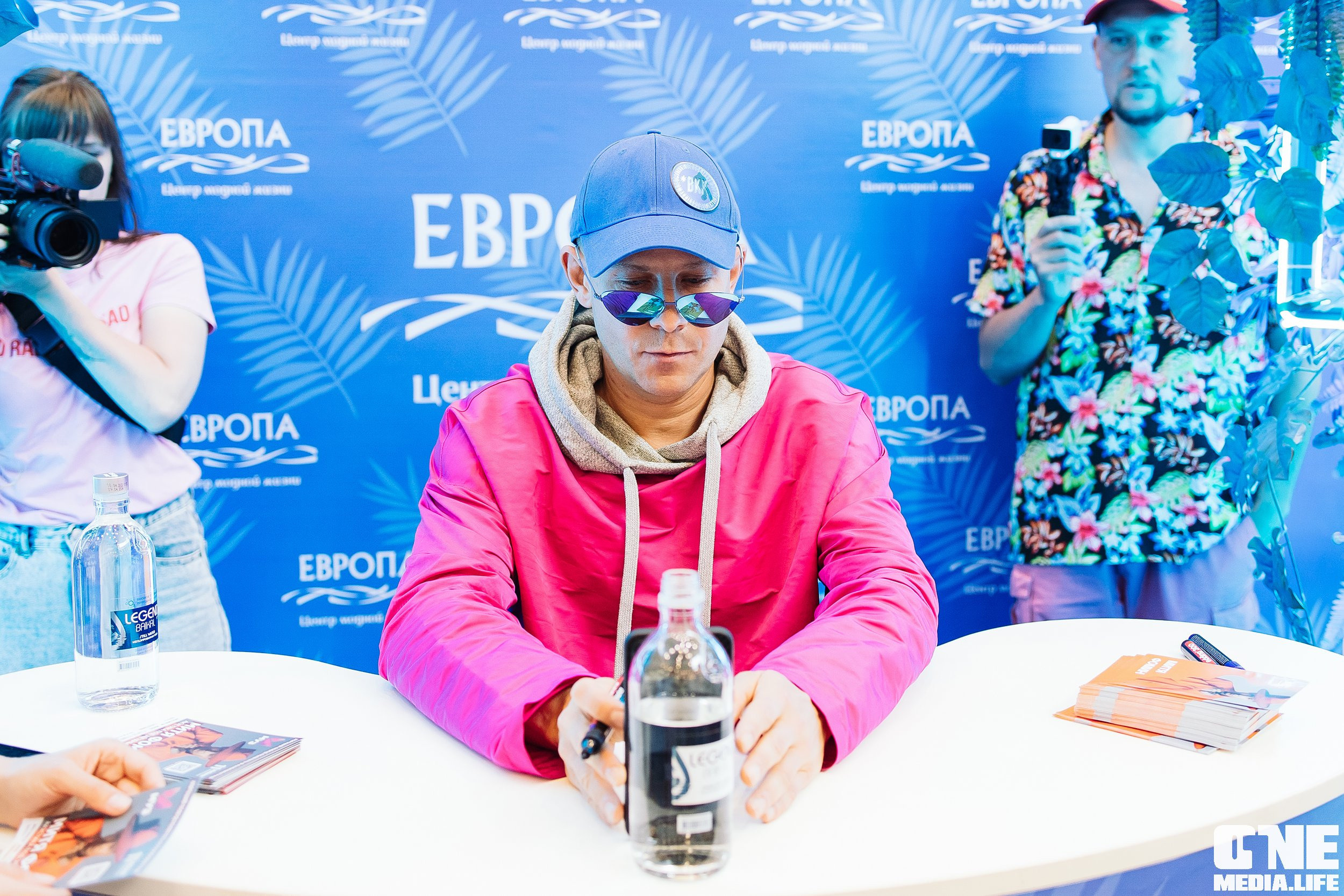 Автограф-сессия с Митей Фоминым. One Media Life: фоторепортажи, фотоотчеты с мероприятий и заведений