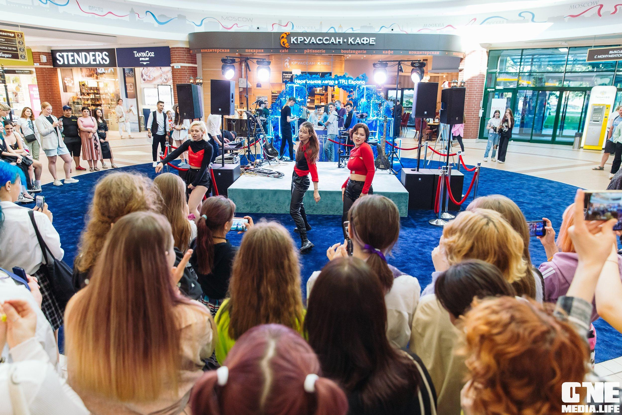 Фотоотчет с «Твой настоящий выпускной» в ТРЦ Европа. One Media Life: фоторепортажи, фотоотчеты с мероприятий и заведений