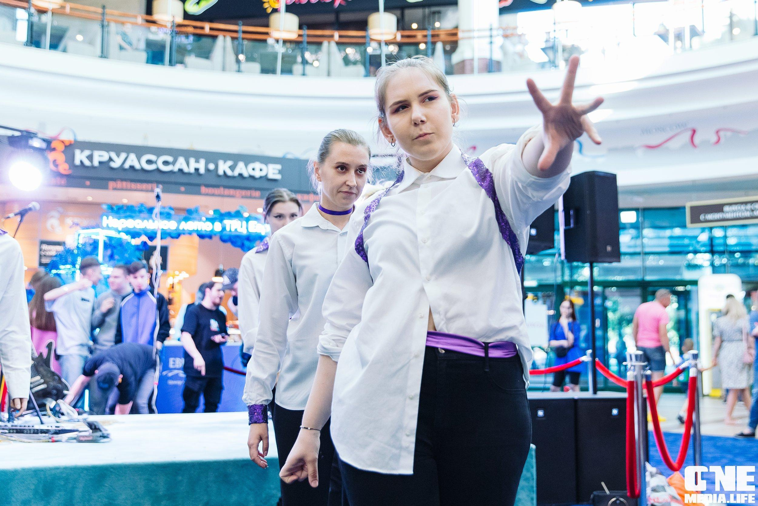 Фотоотчет с «Твой настоящий выпускной» в ТРЦ Европа. One Media Life: фоторепортажи, фотоотчеты с мероприятий и заведений