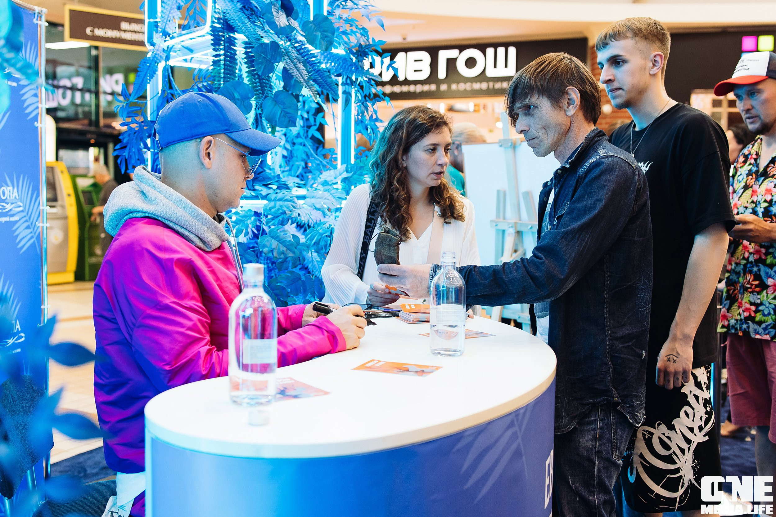 Автограф-сессия с Митей Фоминым. One Media Life: фоторепортажи, фотоотчеты с мероприятий и заведений