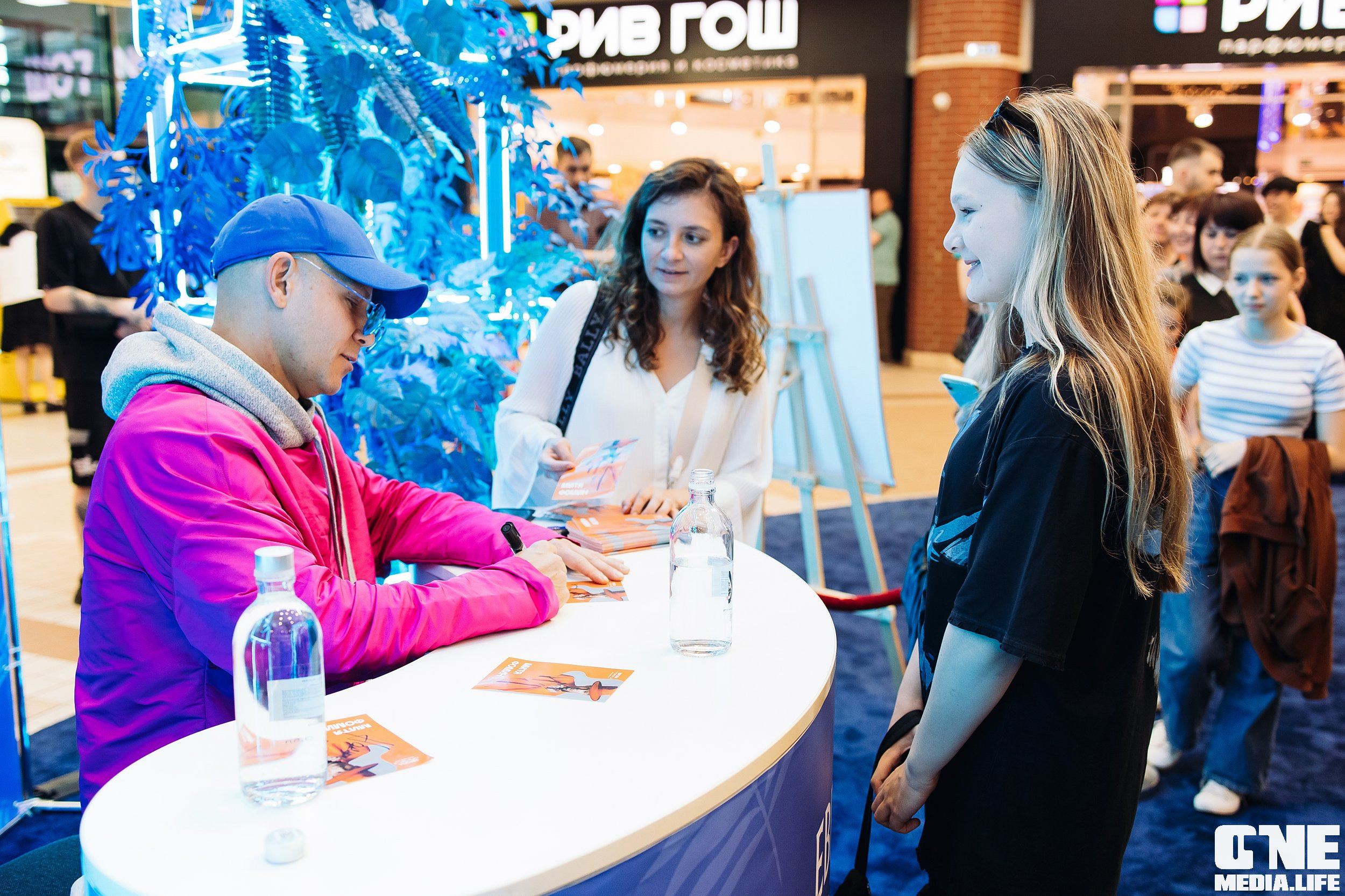 Автограф-сессия с Митей Фоминым. One Media Life: фоторепортажи, фотоотчеты с мероприятий и заведений