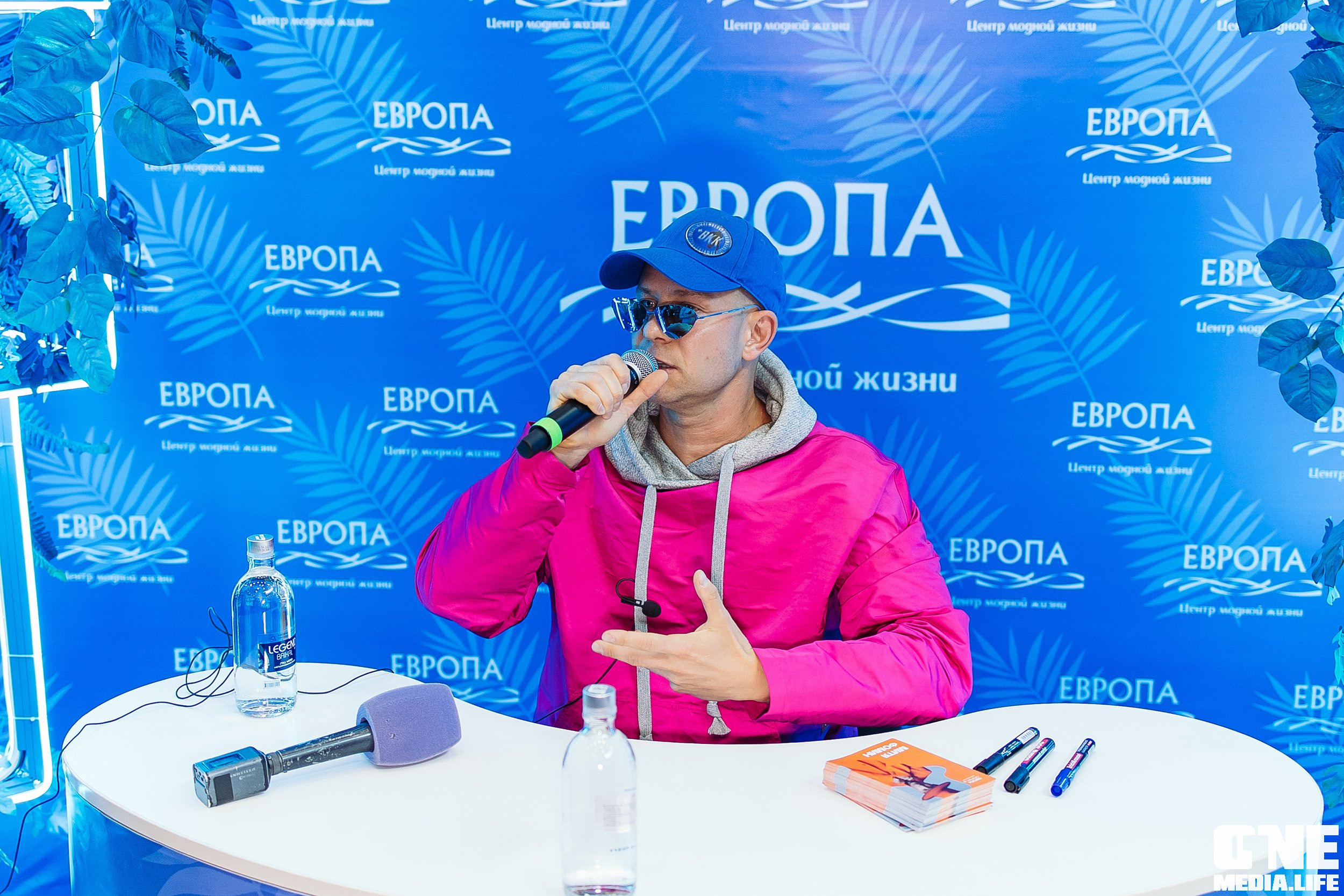 Автограф-сессия с Митей Фоминым. One Media Life: фоторепортажи, фотоотчеты с мероприятий и заведений