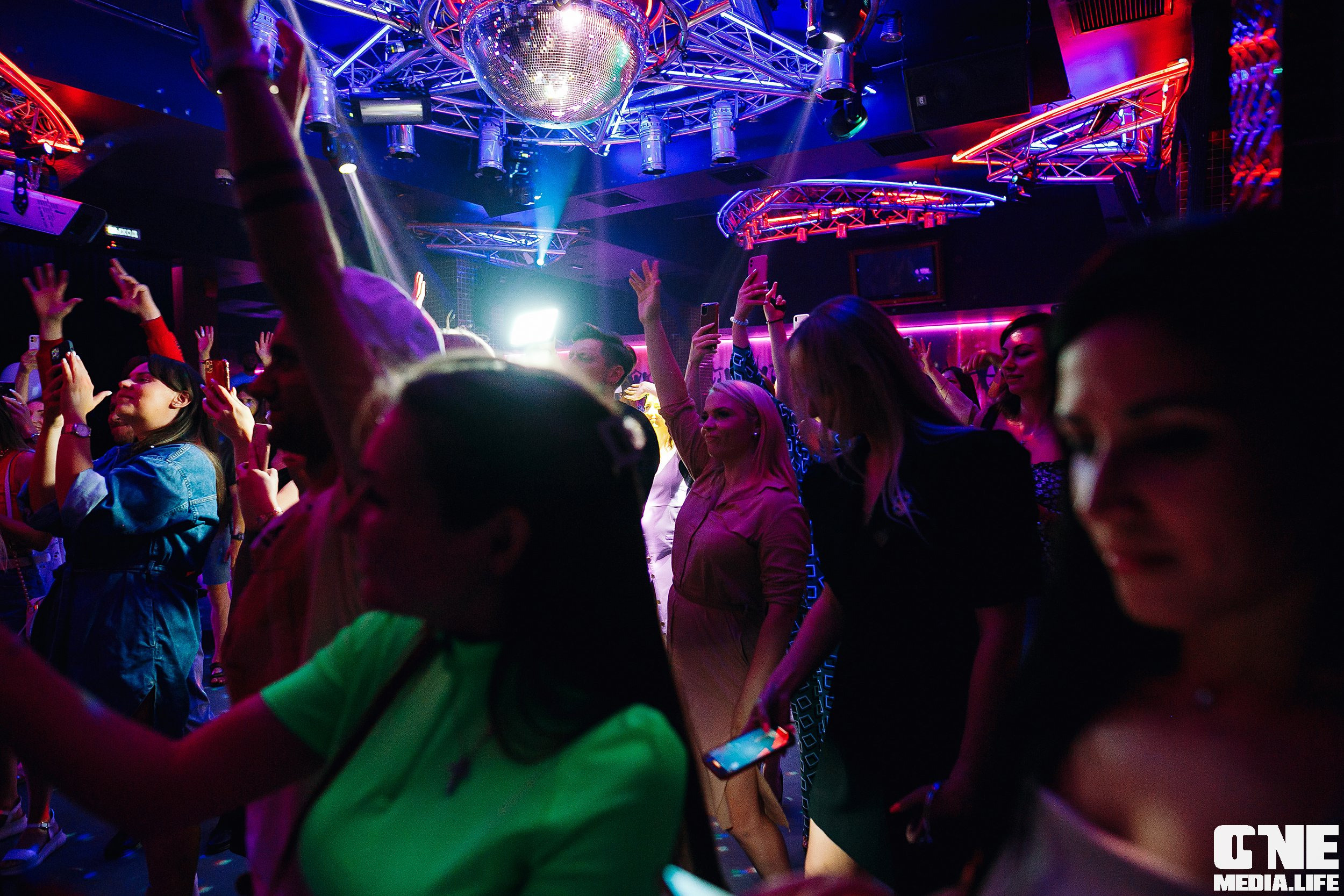 Фотоотчет с концерта Лигалайза в ночном клубе Планета. One Media Life: фоторепортажи, фотоотчеты с мероприятий и заведений