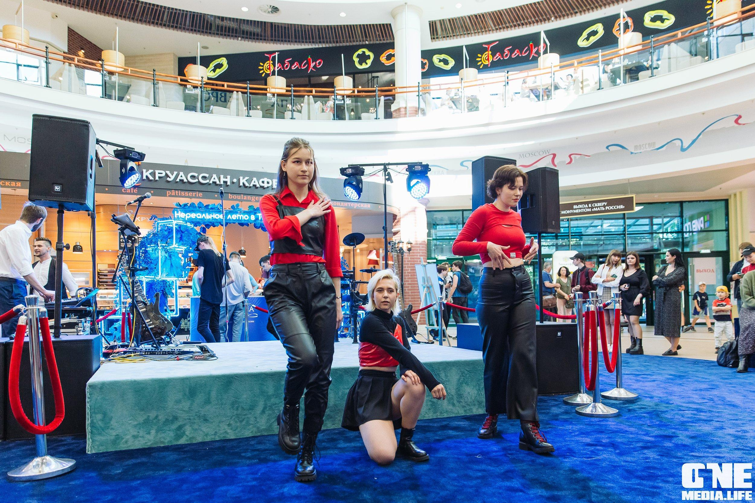 Фотоотчет с «Твой настоящий выпускной» в ТРЦ Европа. One Media Life: фоторепортажи, фотоотчеты с мероприятий и заведений