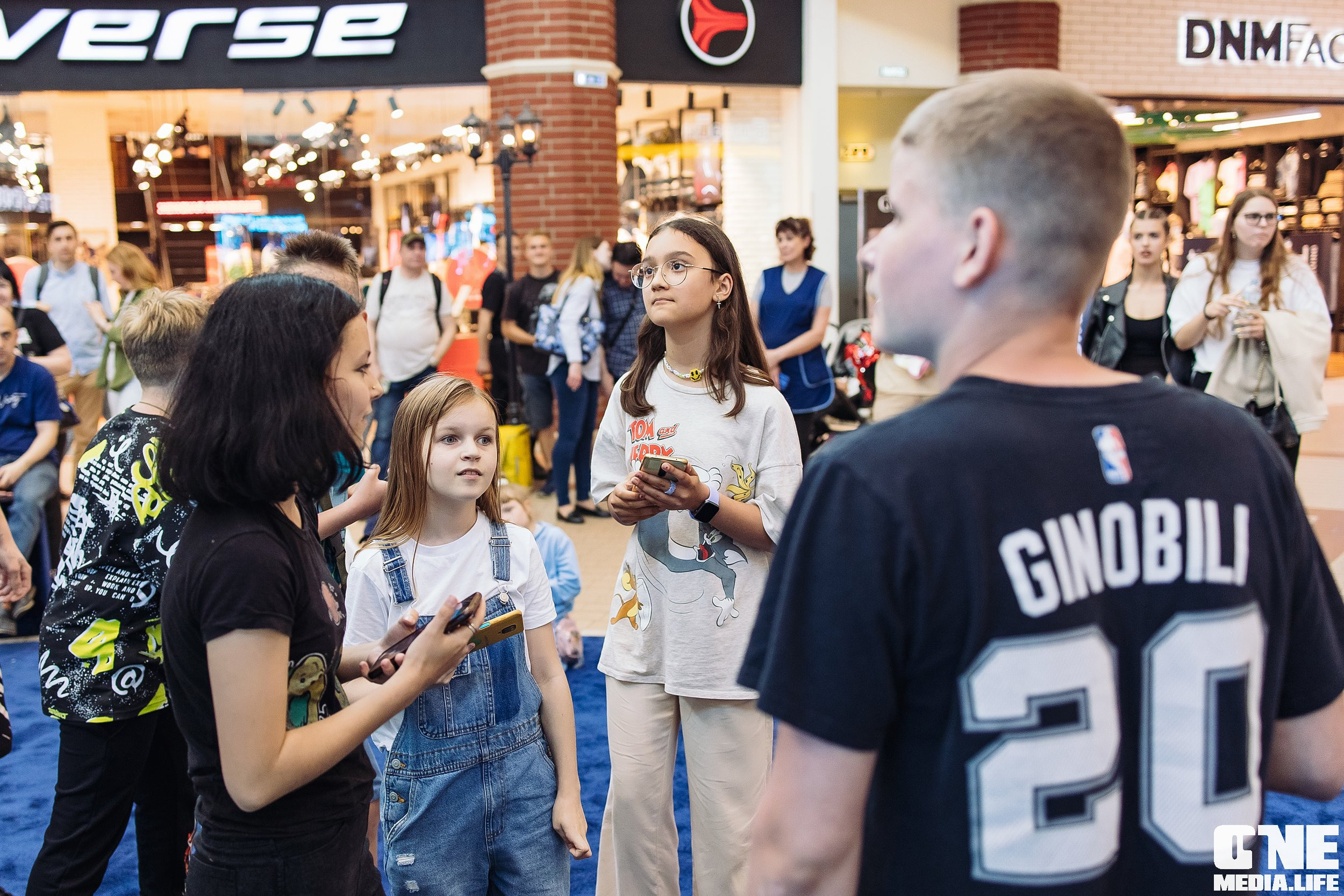 Автограф-сессия с Митей Фоминым. One Media Life: фоторепортажи, фотоотчеты с мероприятий и заведений