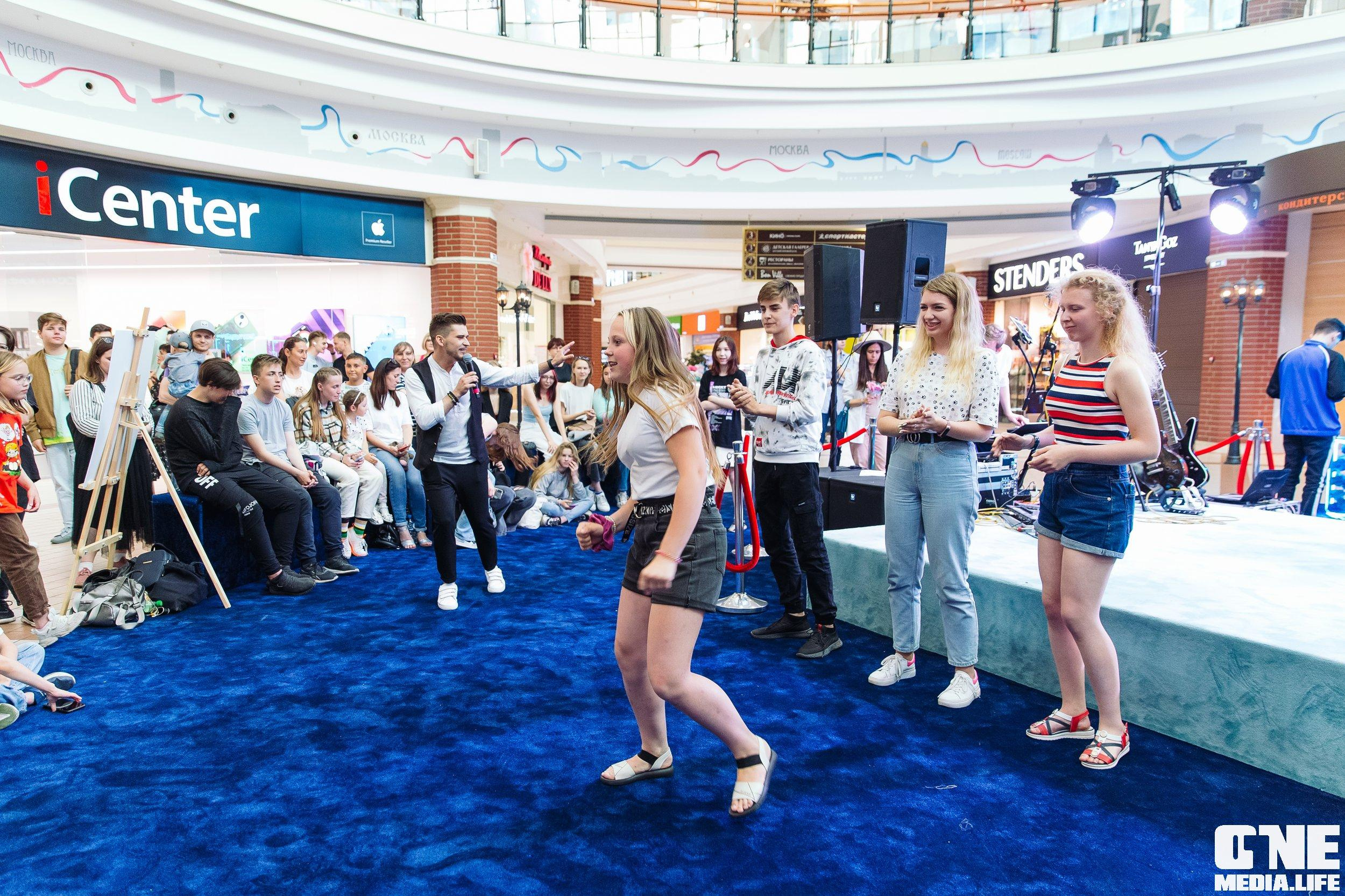 Фотоотчет с «Твой настоящий выпускной» в ТРЦ Европа. One Media Life: фоторепортажи, фотоотчеты с мероприятий и заведений