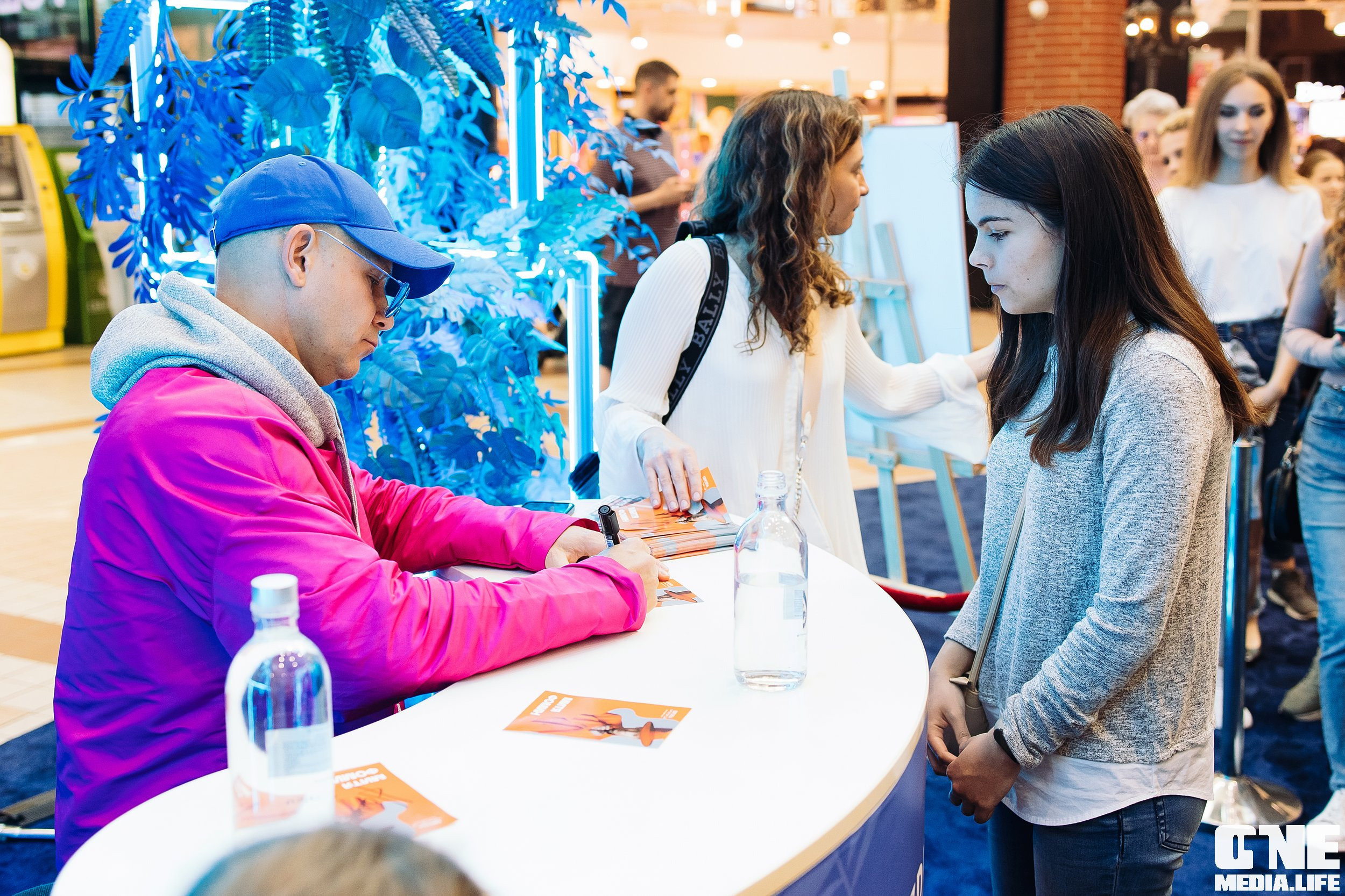 Автограф-сессия с Митей Фоминым. One Media Life: фоторепортажи, фотоотчеты с мероприятий и заведений