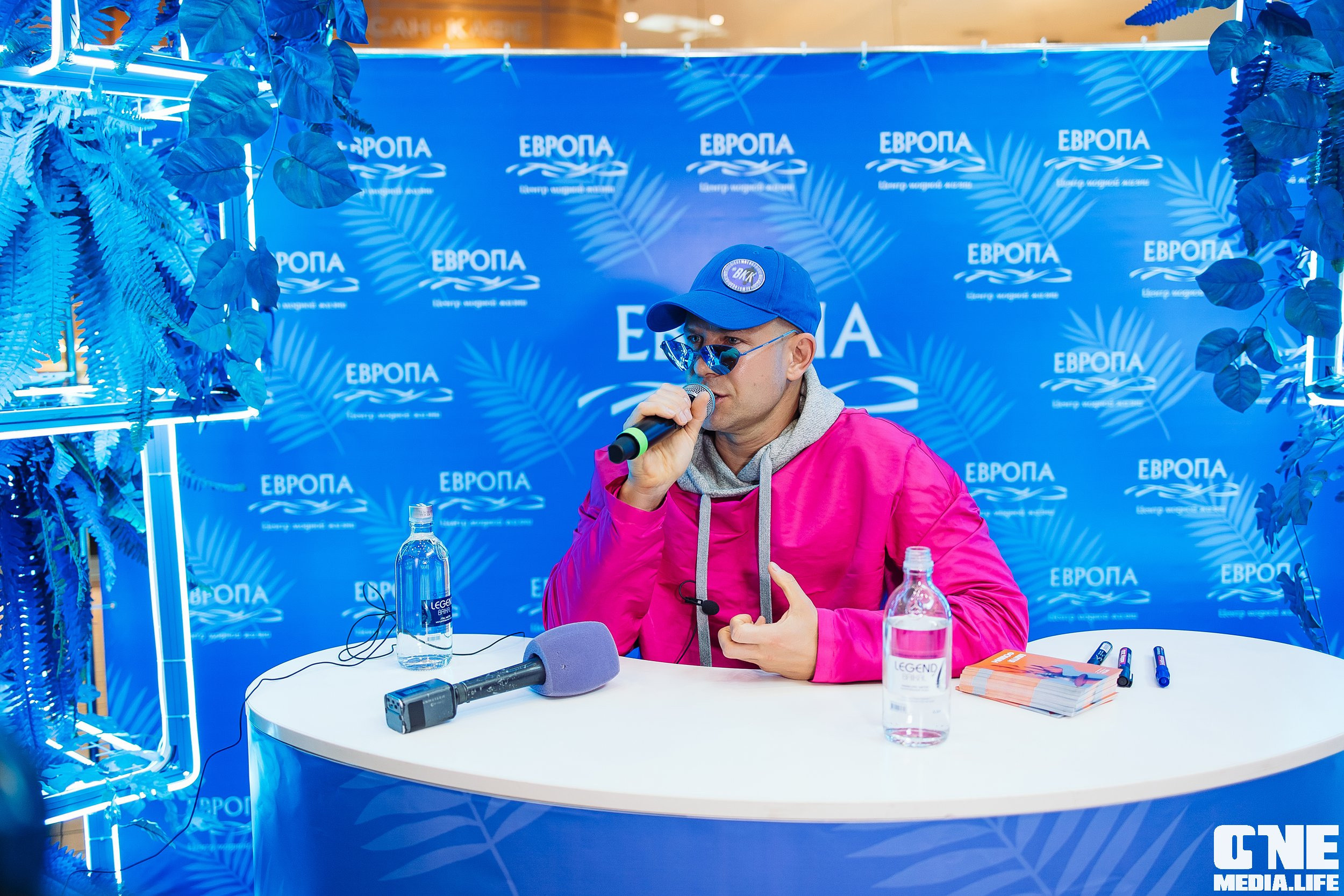 Автограф-сессия с Митей Фоминым. One Media Life: фоторепортажи, фотоотчеты с мероприятий и заведений